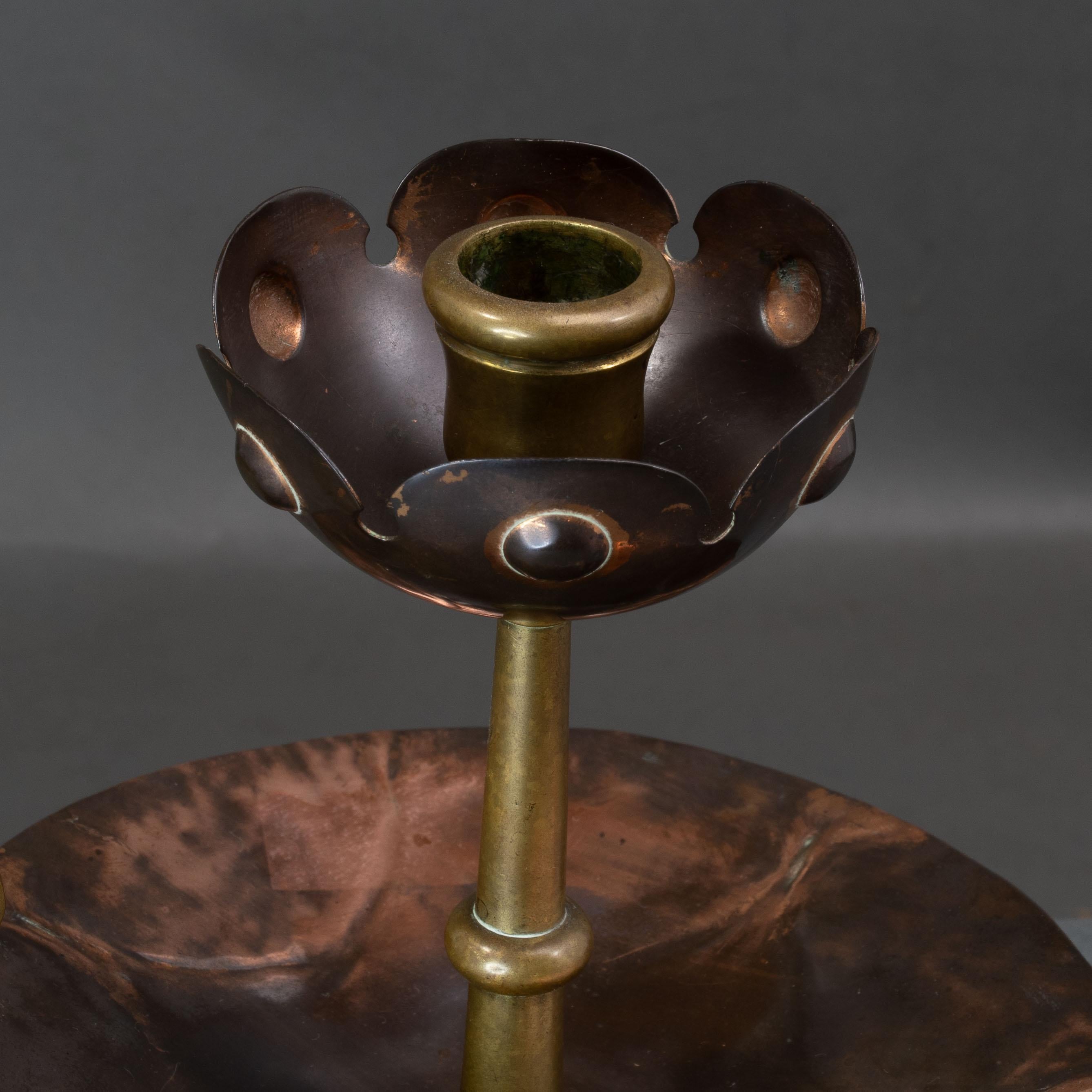 Benham & Froud. Coppia di portacandele da notte in rame Arts & Crafts con testa di fiore in vendita 6