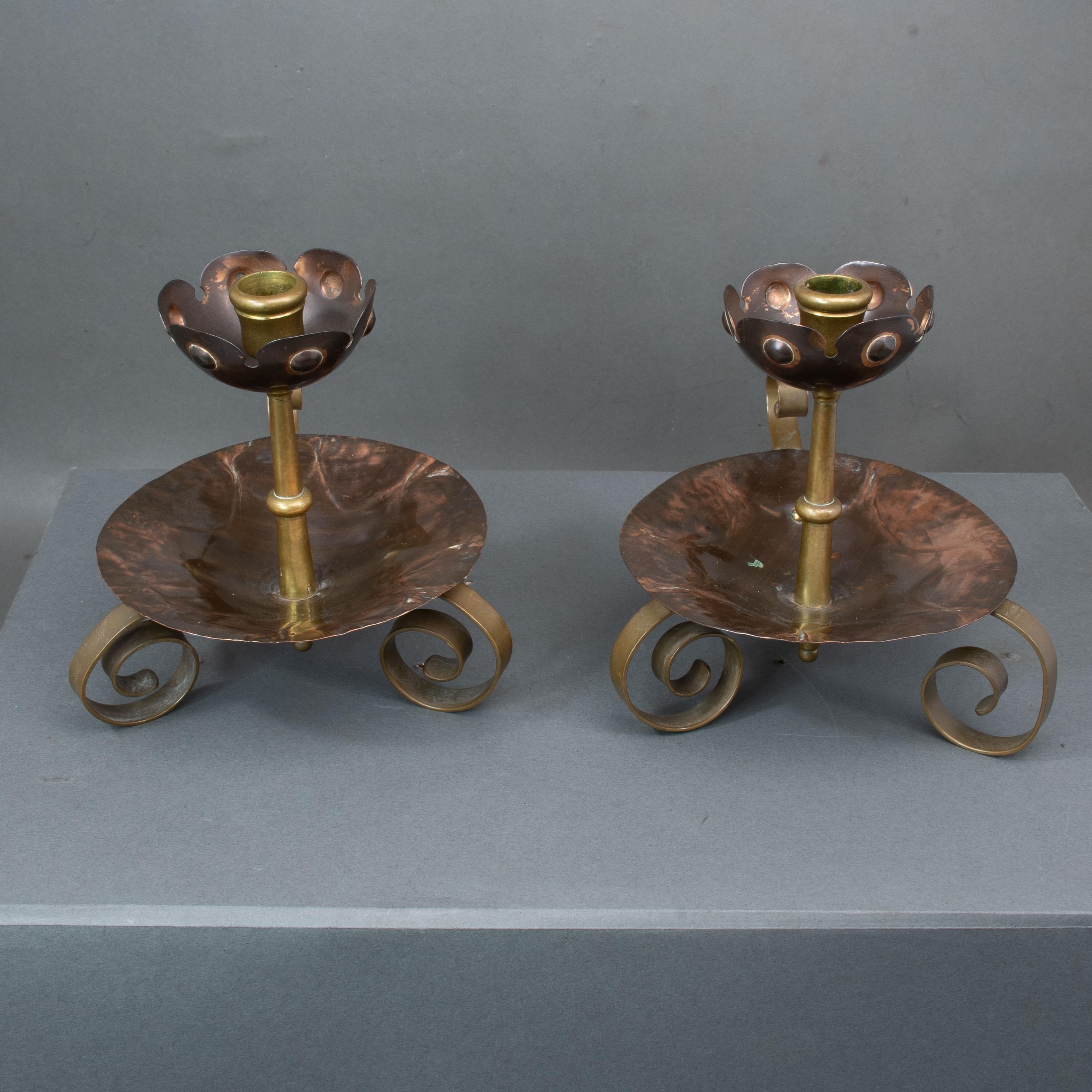 Benham & Froud Londra, attribuito. Portacandele notturno in rame di Arts and Crafts, con testa di fiore formata a mano per la candela e una ninfea alla base, con manico allungato a voluta e piedini a voluta centrati da un finale a sfera