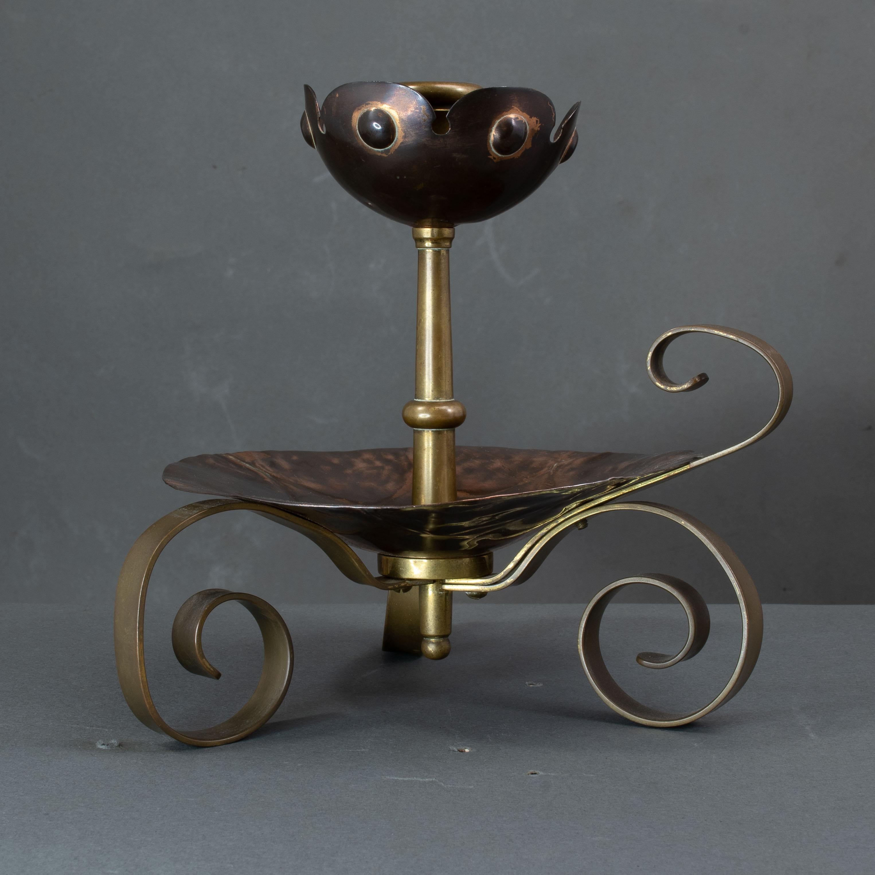Benham & Froud. Coppia di portacandele da notte in rame Arts & Crafts con testa di fiore in vendita 1
