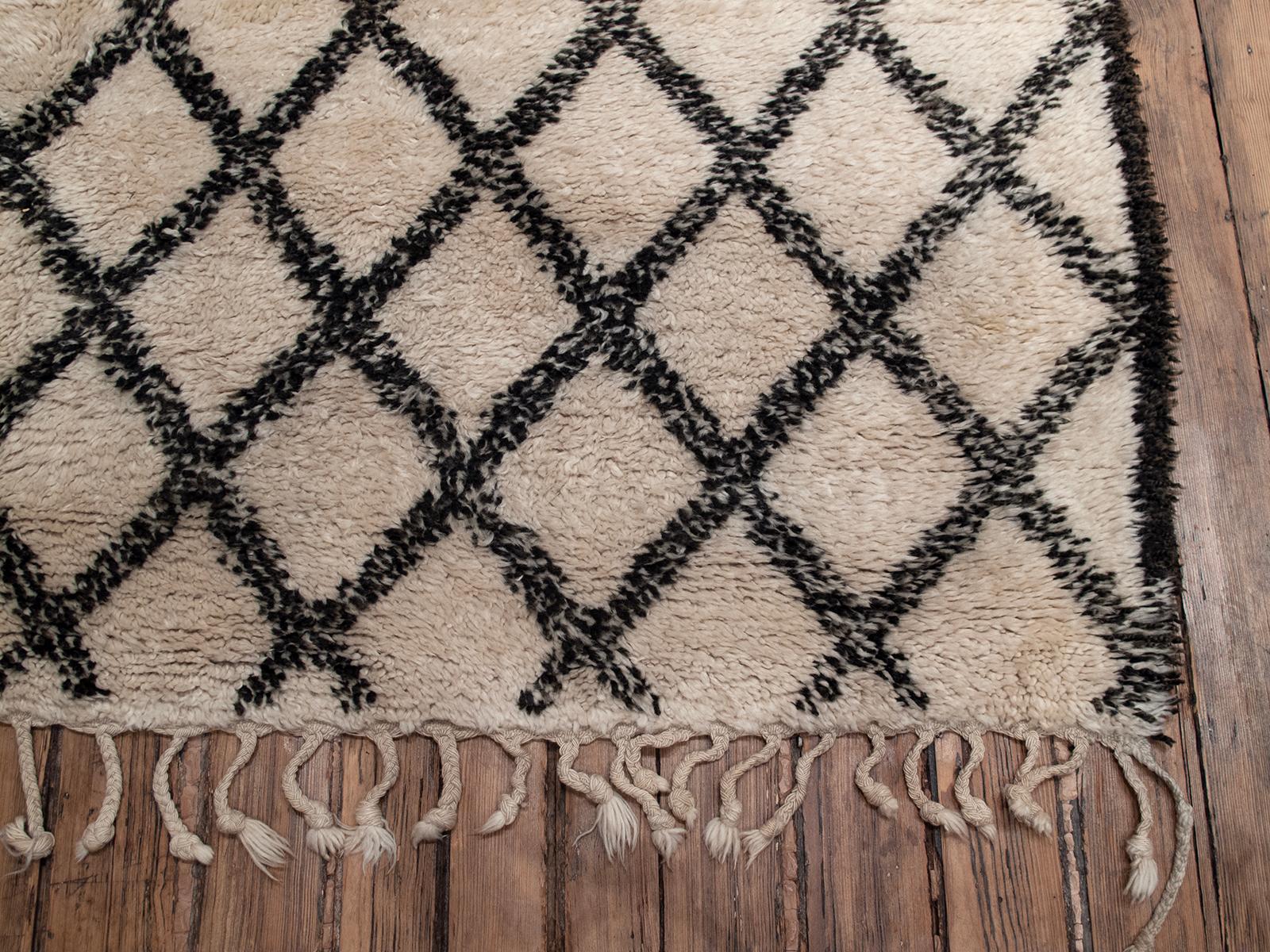 Moroccan Beni Ouarain Berber Carpet (DK-125-87) For Sale