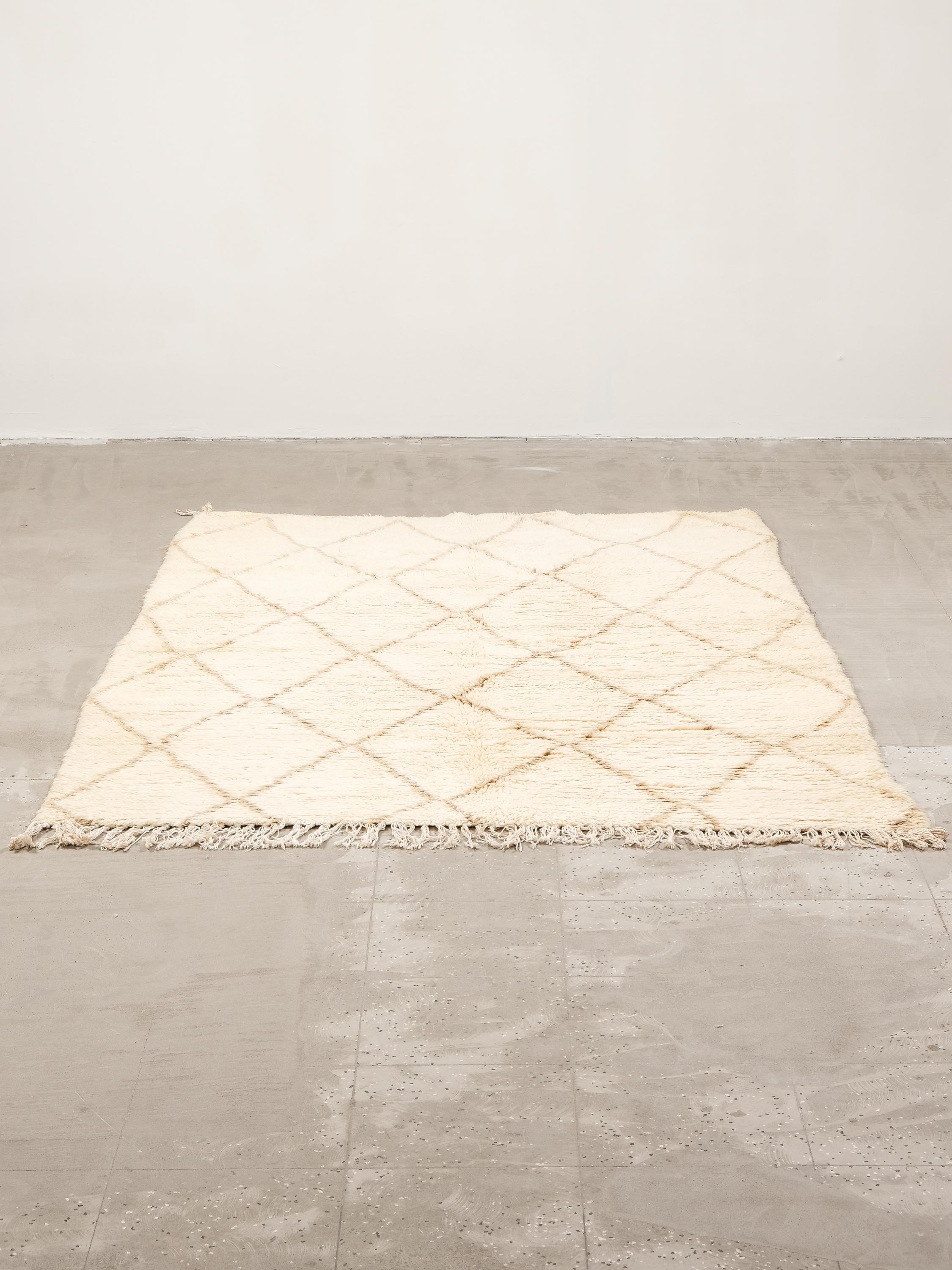 Beni Ouarain Teppich mit cremeweißem Fond und beige-braunem Rautenmotiv im Angebot 3