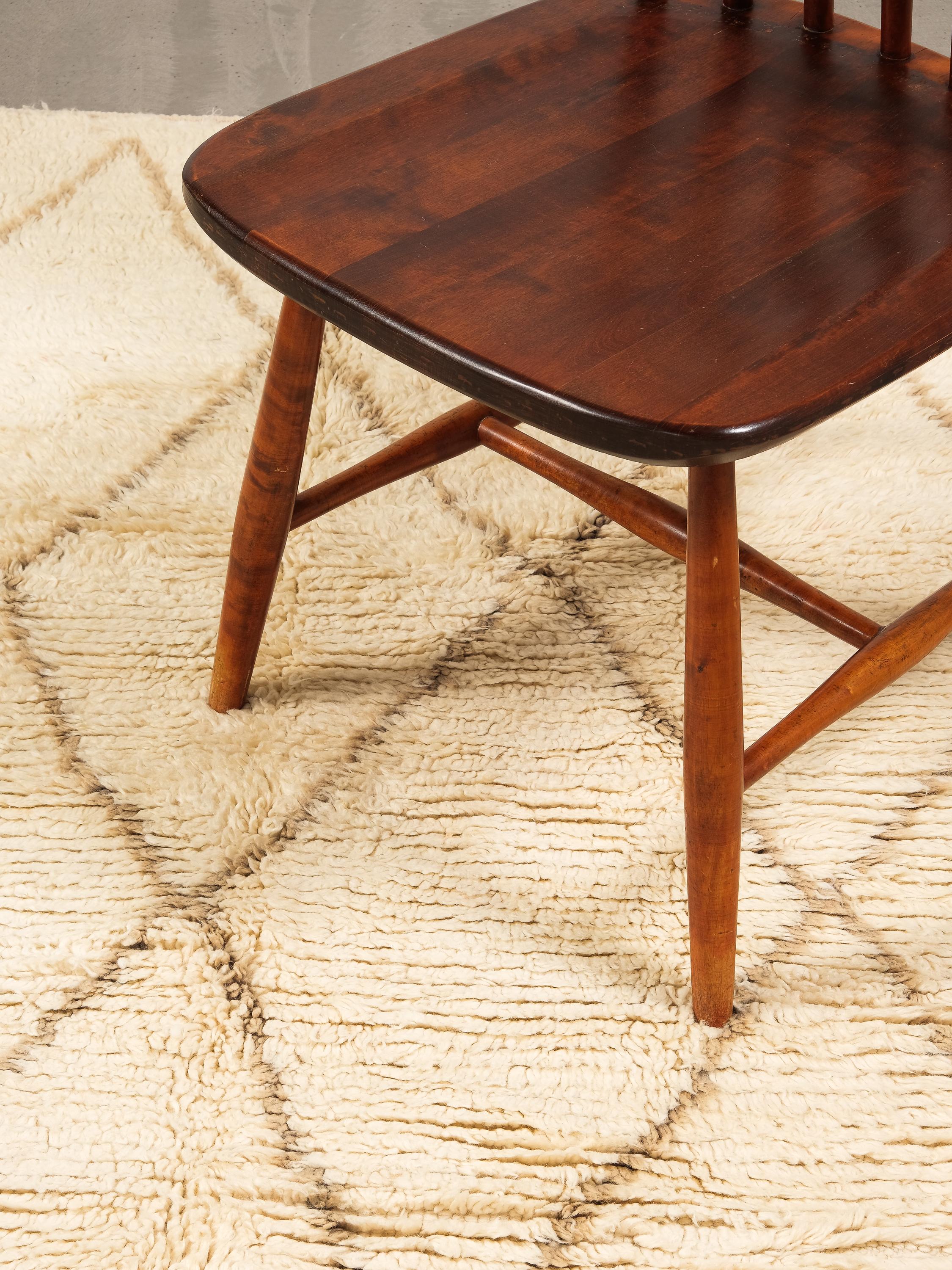 Beni Ouarain Teppich mit cremeweißem Fond und beige-braunem Rautenmotiv im Angebot 5