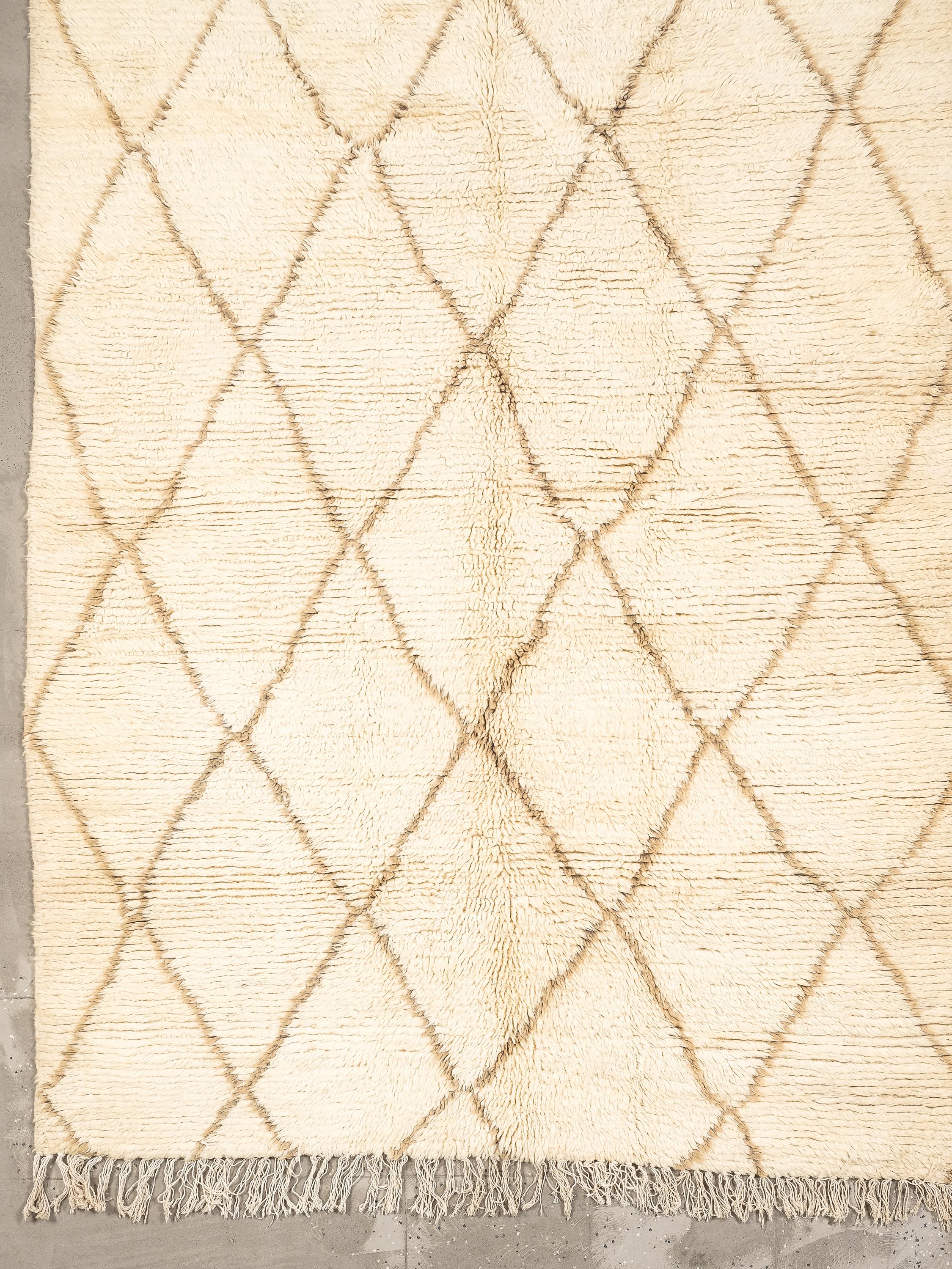 Beni Ouarain Teppich mit cremeweißem Fond und beige-braunem Rautenmotiv (Skandinavische Moderne) im Angebot