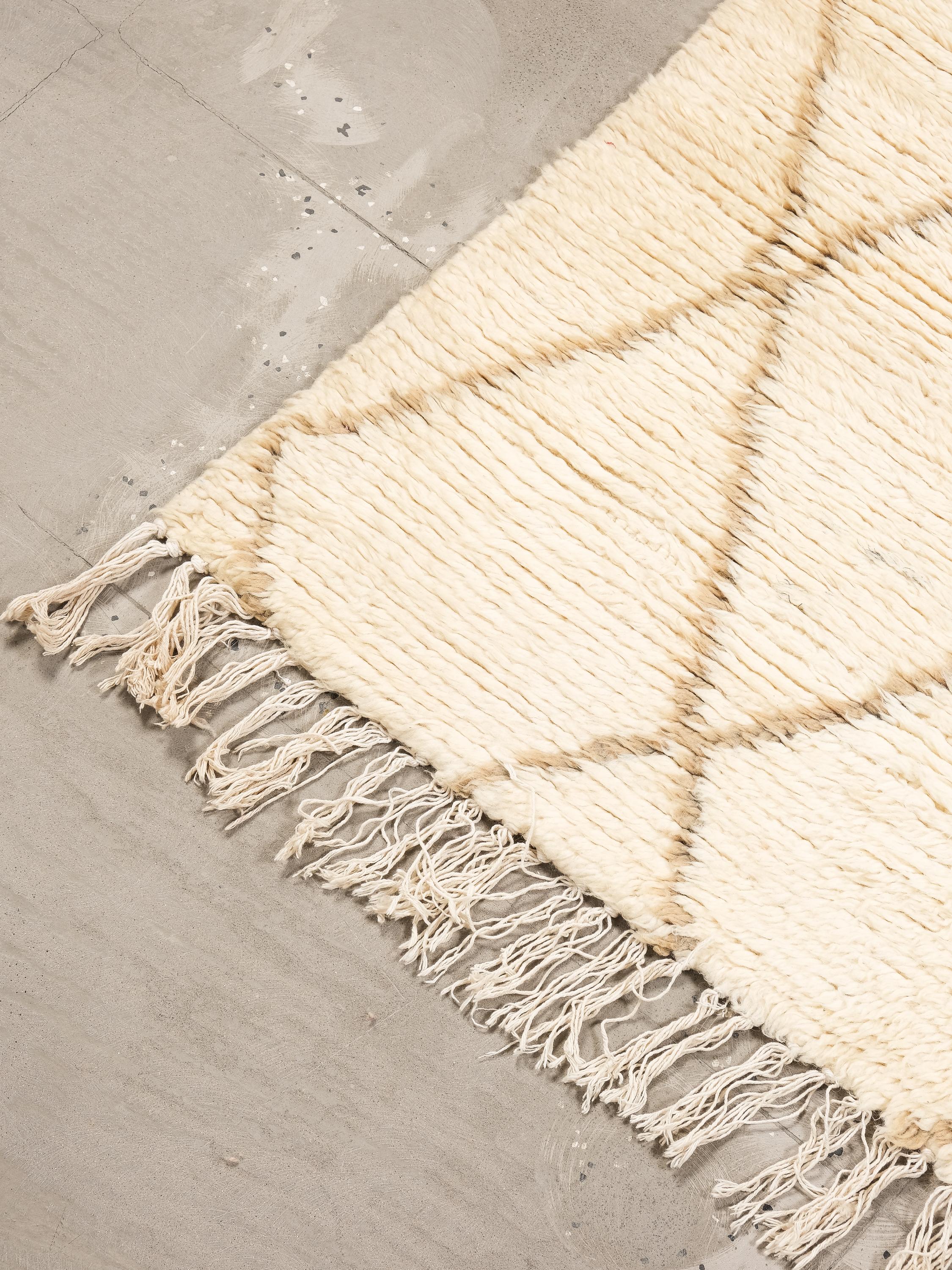 Beni Ouarain Teppich mit cremeweißem Fond und beige-braunem Rautenmotiv (Marokkanisch) im Angebot