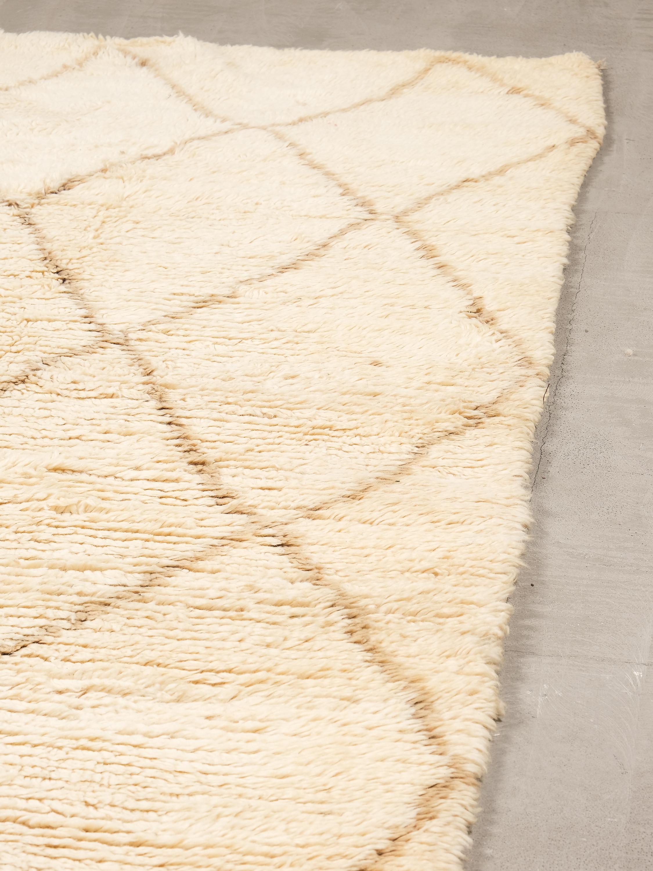 Beni Ouarain Teppich mit cremeweißem Fond und beige-braunem Rautenmotiv im Zustand „Gut“ im Angebot in Karis, Nyland