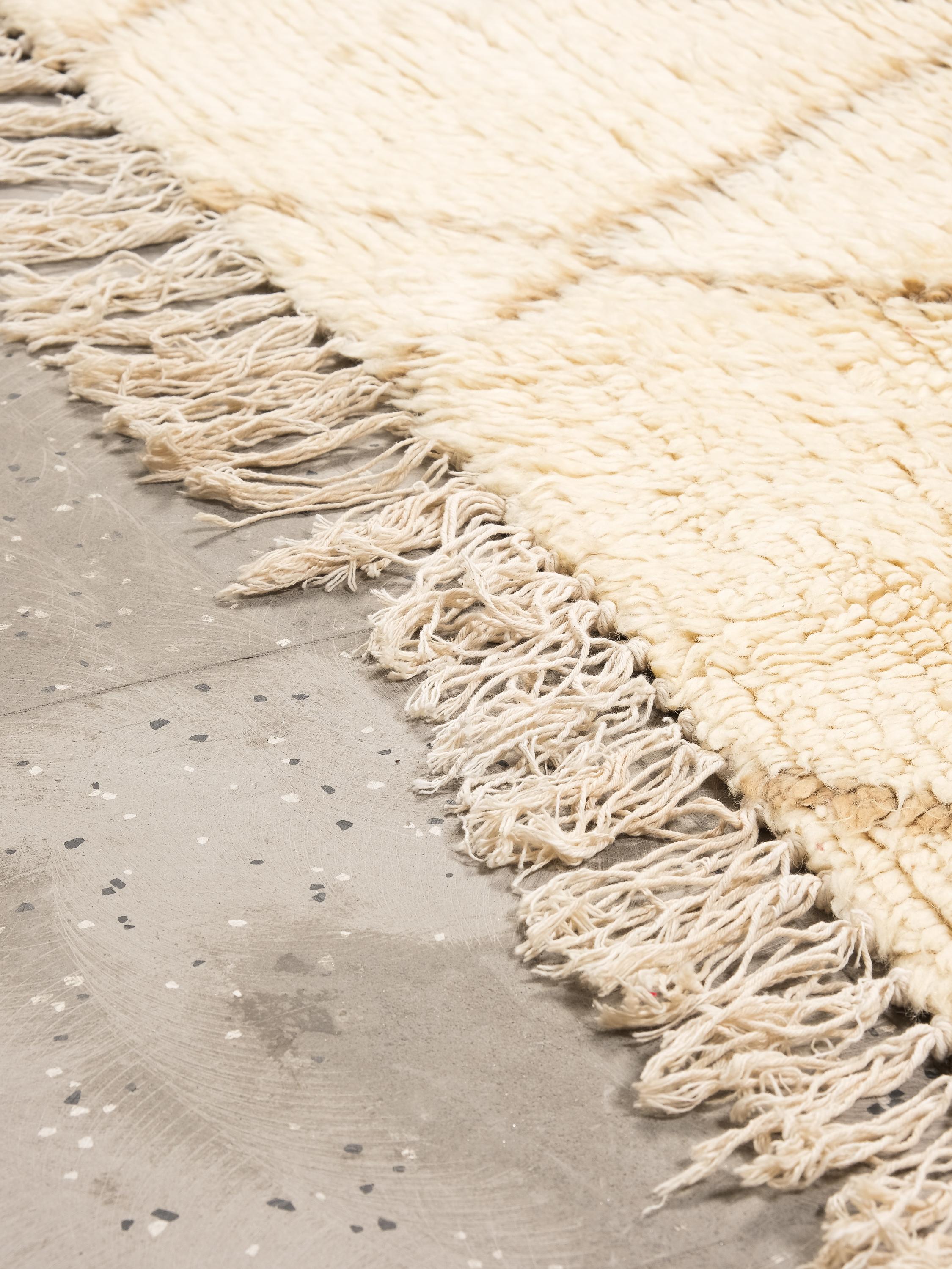 Beni Ouarain Teppich mit cremeweißem Fond und beige-braunem Rautenmotiv (21. Jahrhundert und zeitgenössisch) im Angebot