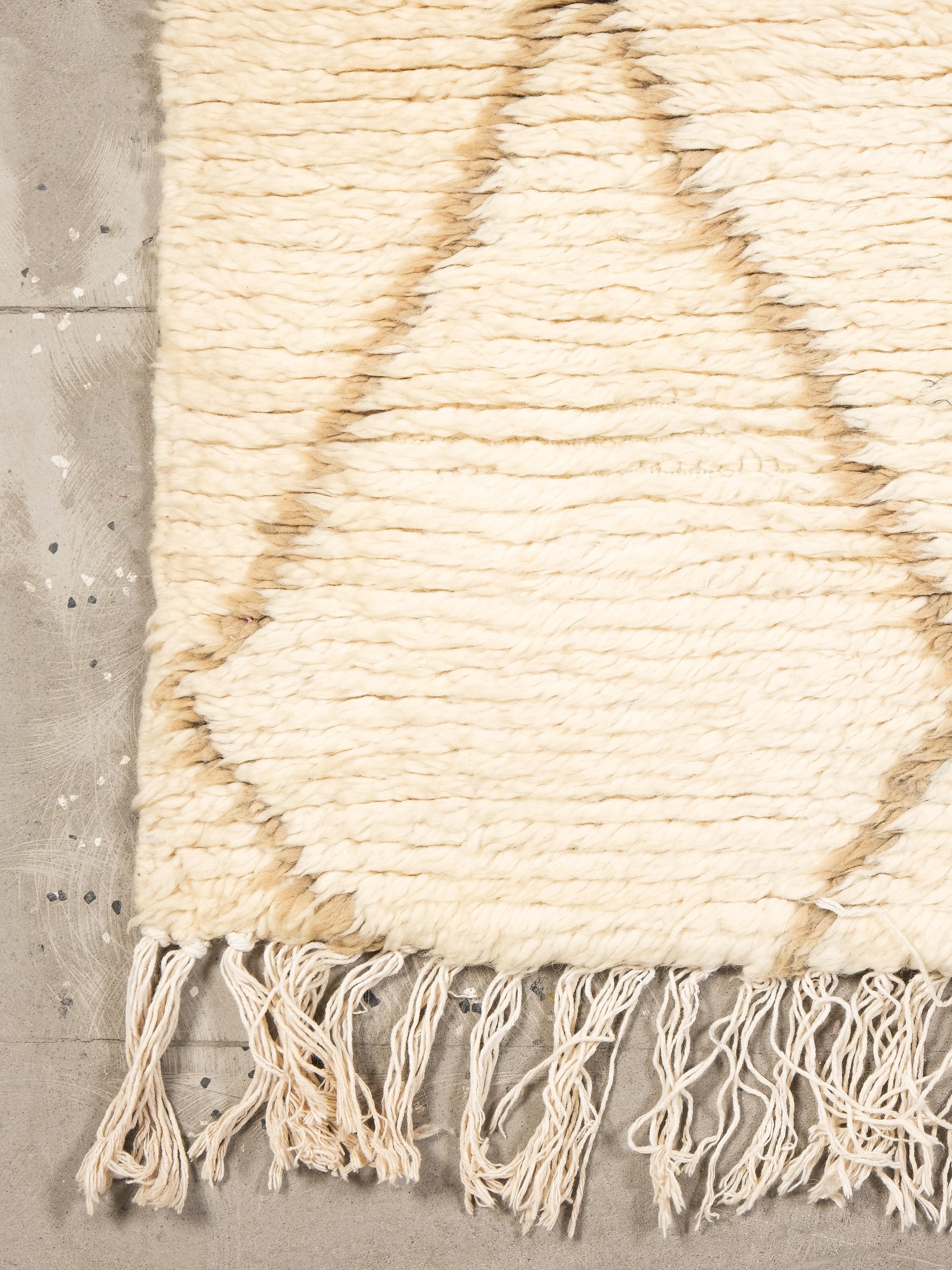 Beni Ouarain Teppich mit cremeweißem Fond und beige-braunem Rautenmotiv (Wolle) im Angebot