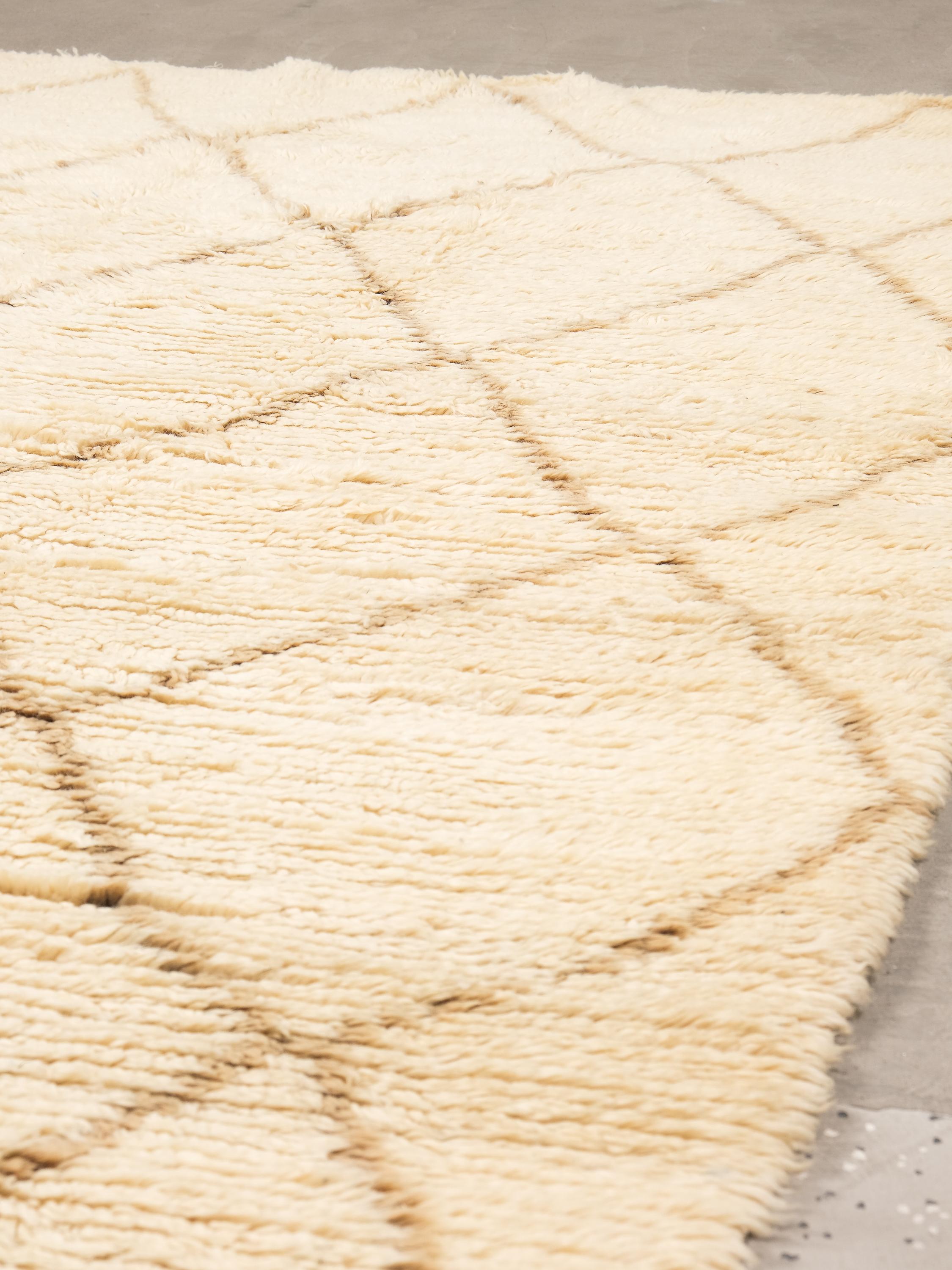 Beni Ouarain Teppich mit cremeweißem Fond und beige-braunem Rautenmotiv im Angebot 1