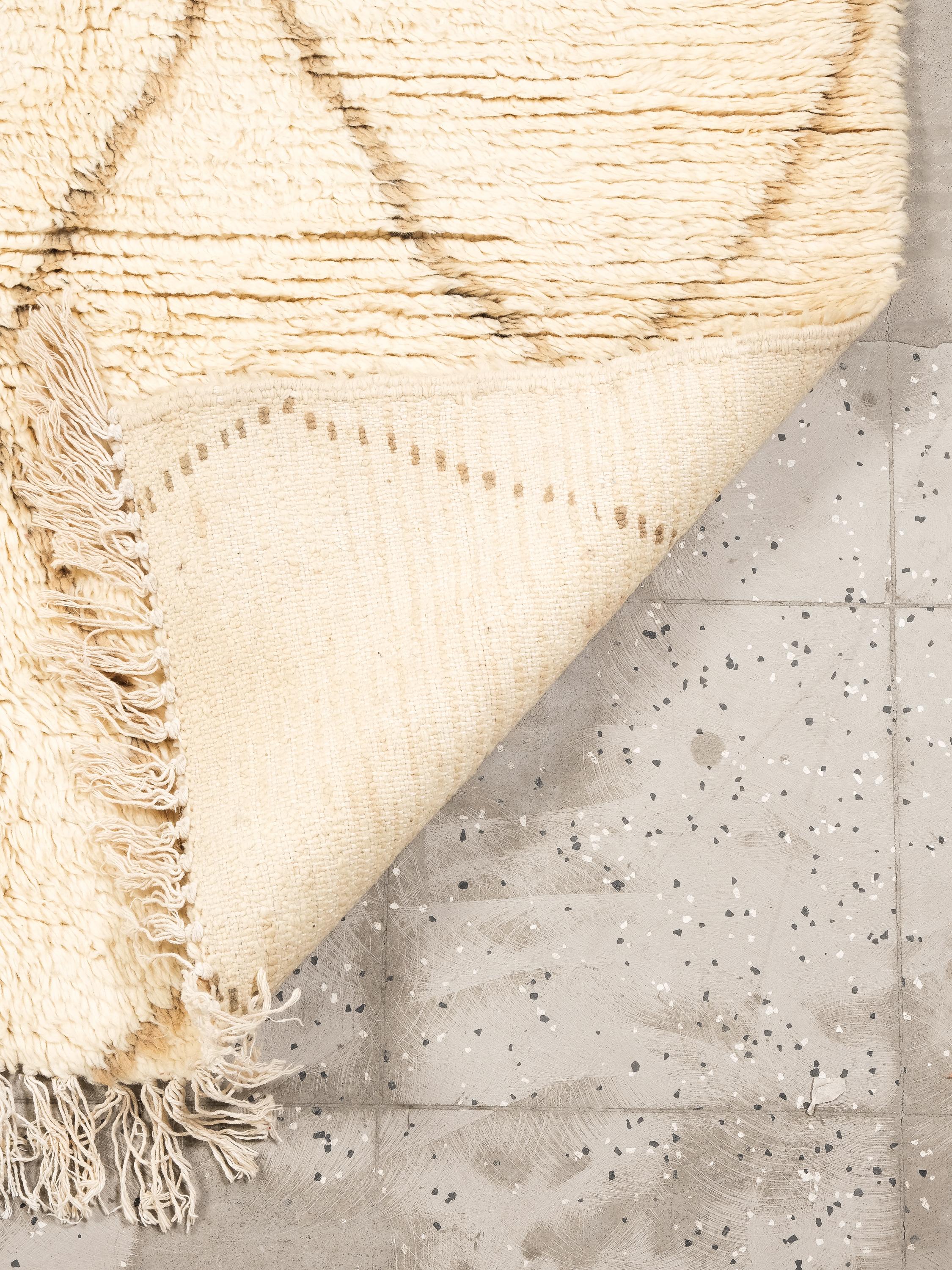 Beni Ouarain Teppich mit cremeweißem Fond und beige-braunem Rautenmotiv im Angebot 2