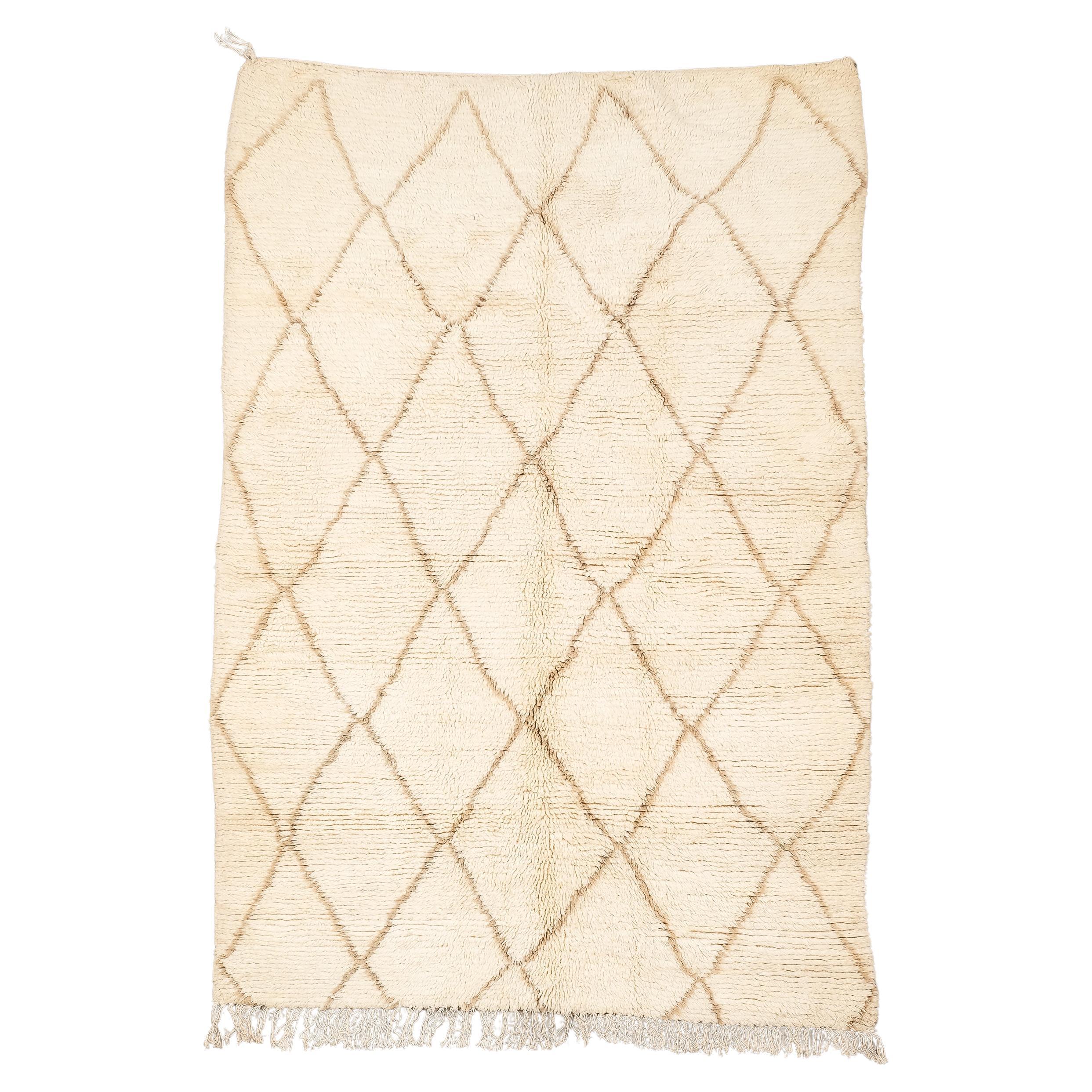 Beni Ouarain Teppich mit cremeweißem Fond und beige-braunem Rautenmotiv im Angebot