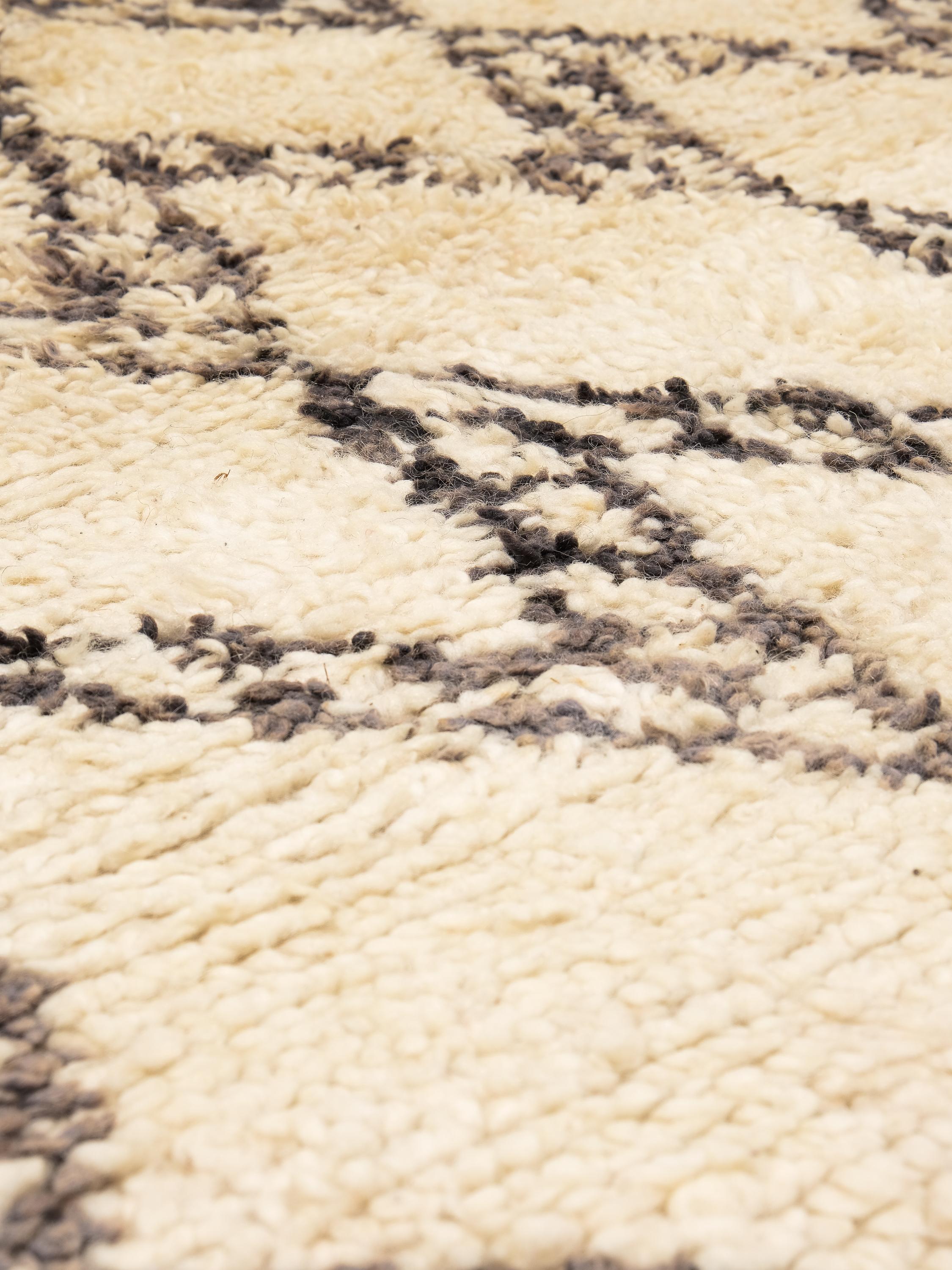 Tapis Beni Ouarain à fond blanc crème et à motifs de losanges noirs, gris et Brown en vente 3