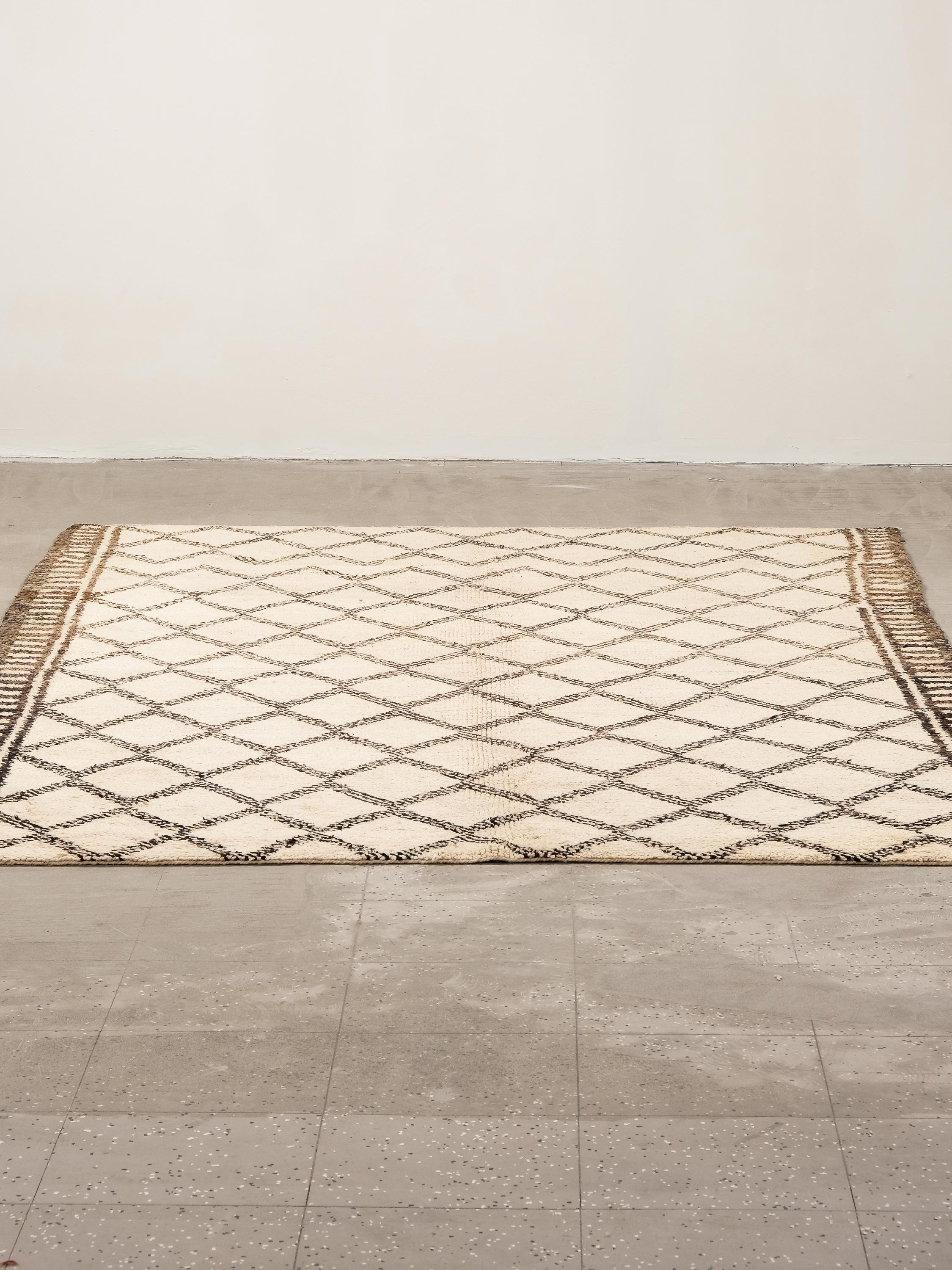 Tapis Beni Ouarain à fond blanc crème et à motifs de losanges noirs, gris et Brown en vente 3