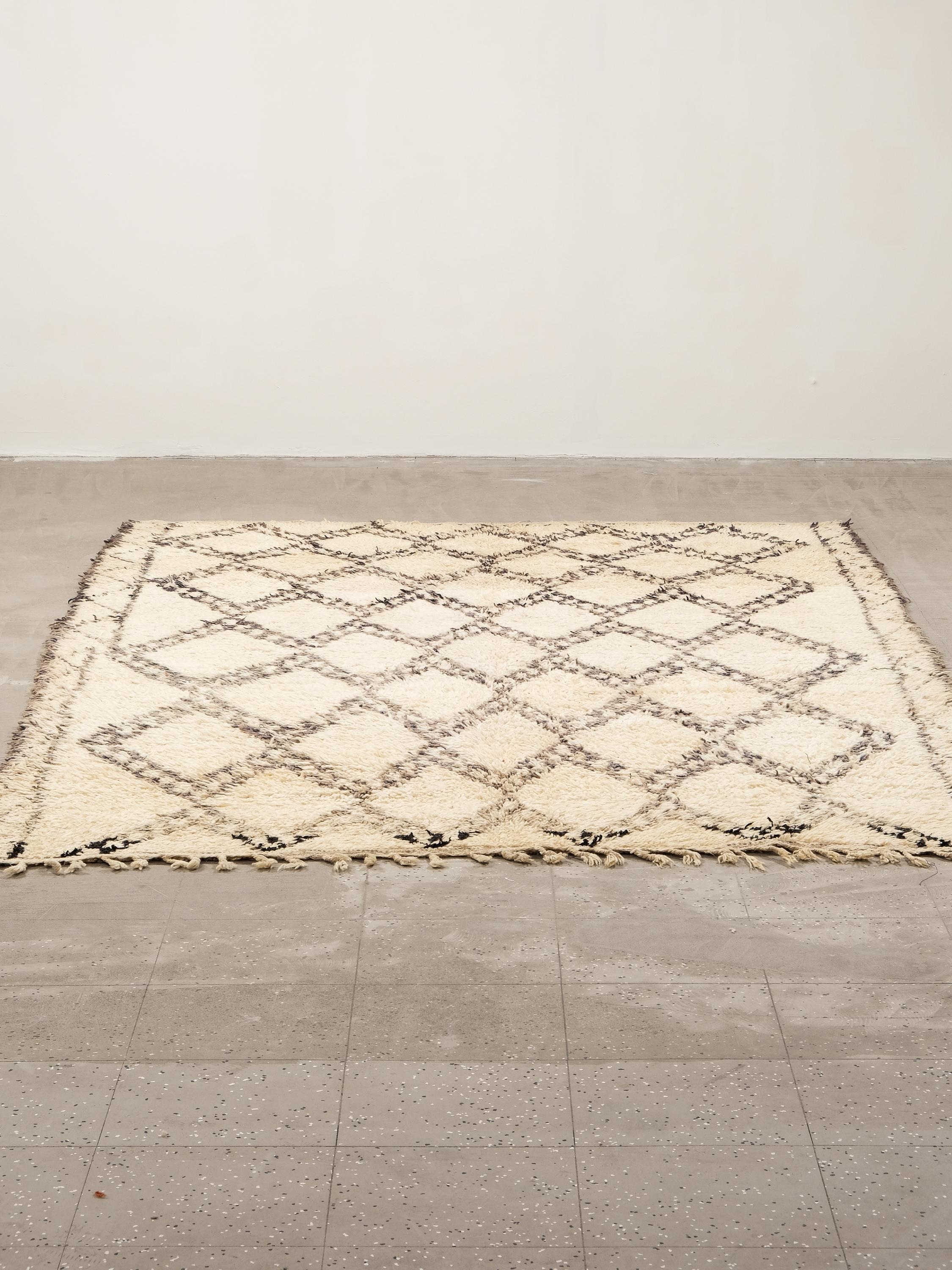 Tapis Beni Ouarain à fond blanc crème et à motifs de losanges noirs, gris et Brown en vente 4