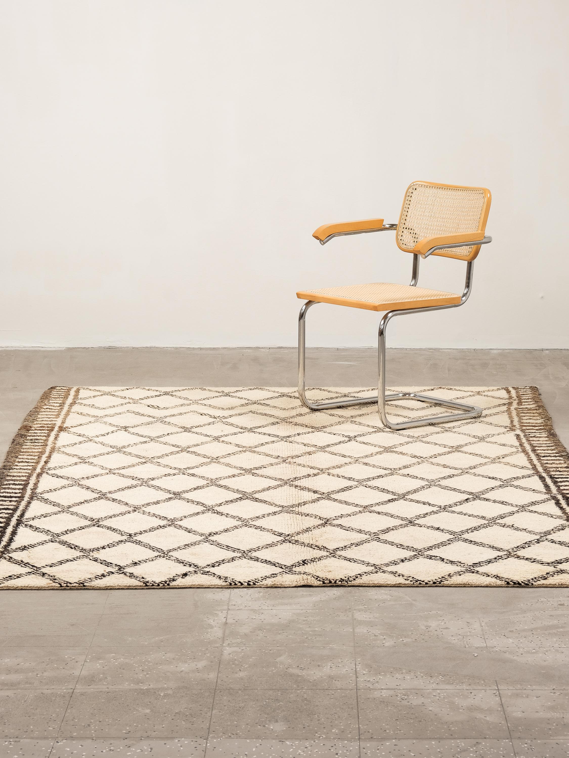 Tapis Beni Ouarain à fond blanc crème et à motifs de losanges noirs, gris et Brown en vente 4