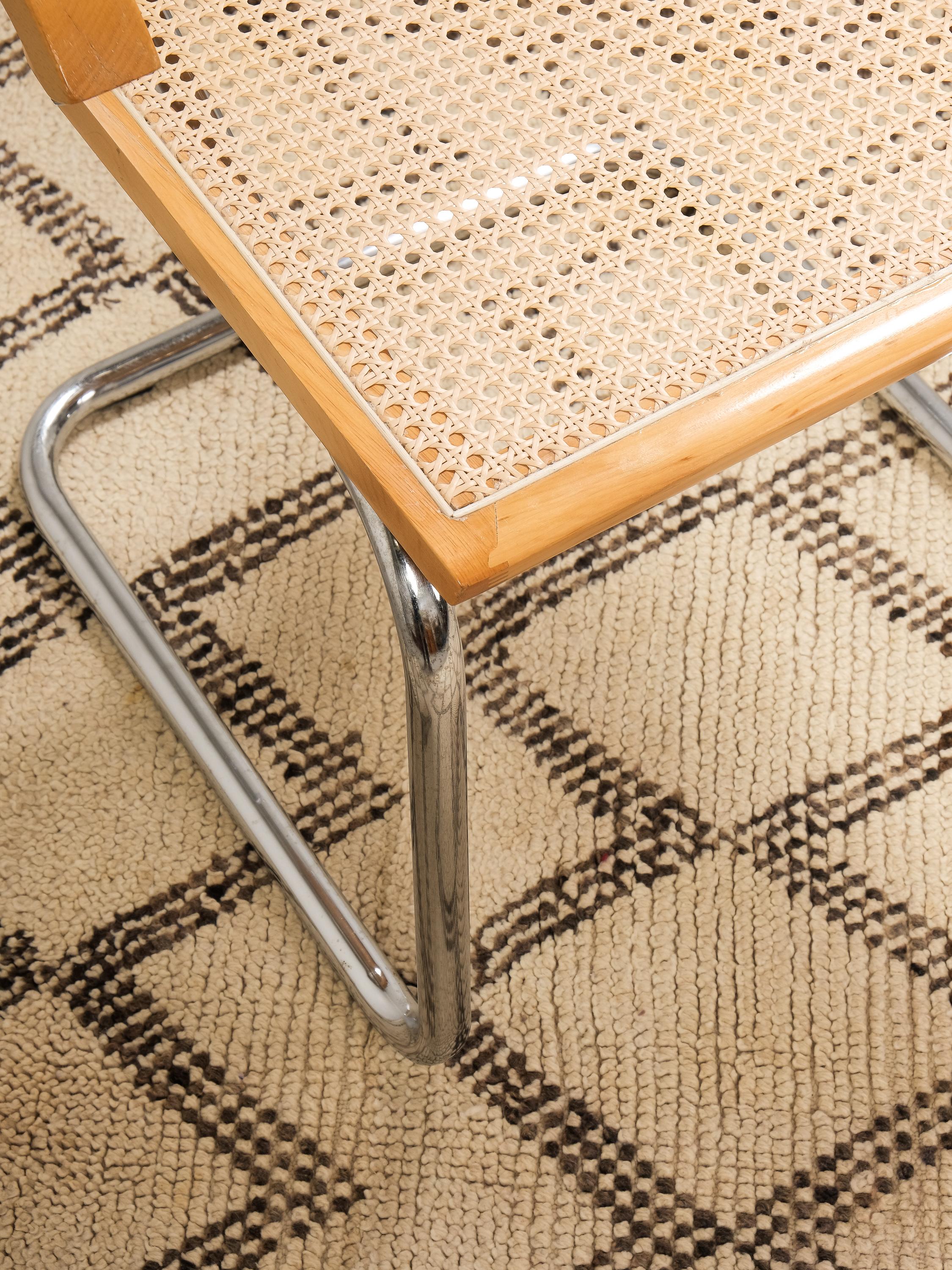Tapis Beni Ouarain à fond blanc crème et à motifs de losanges noirs, gris et Brown en vente 5