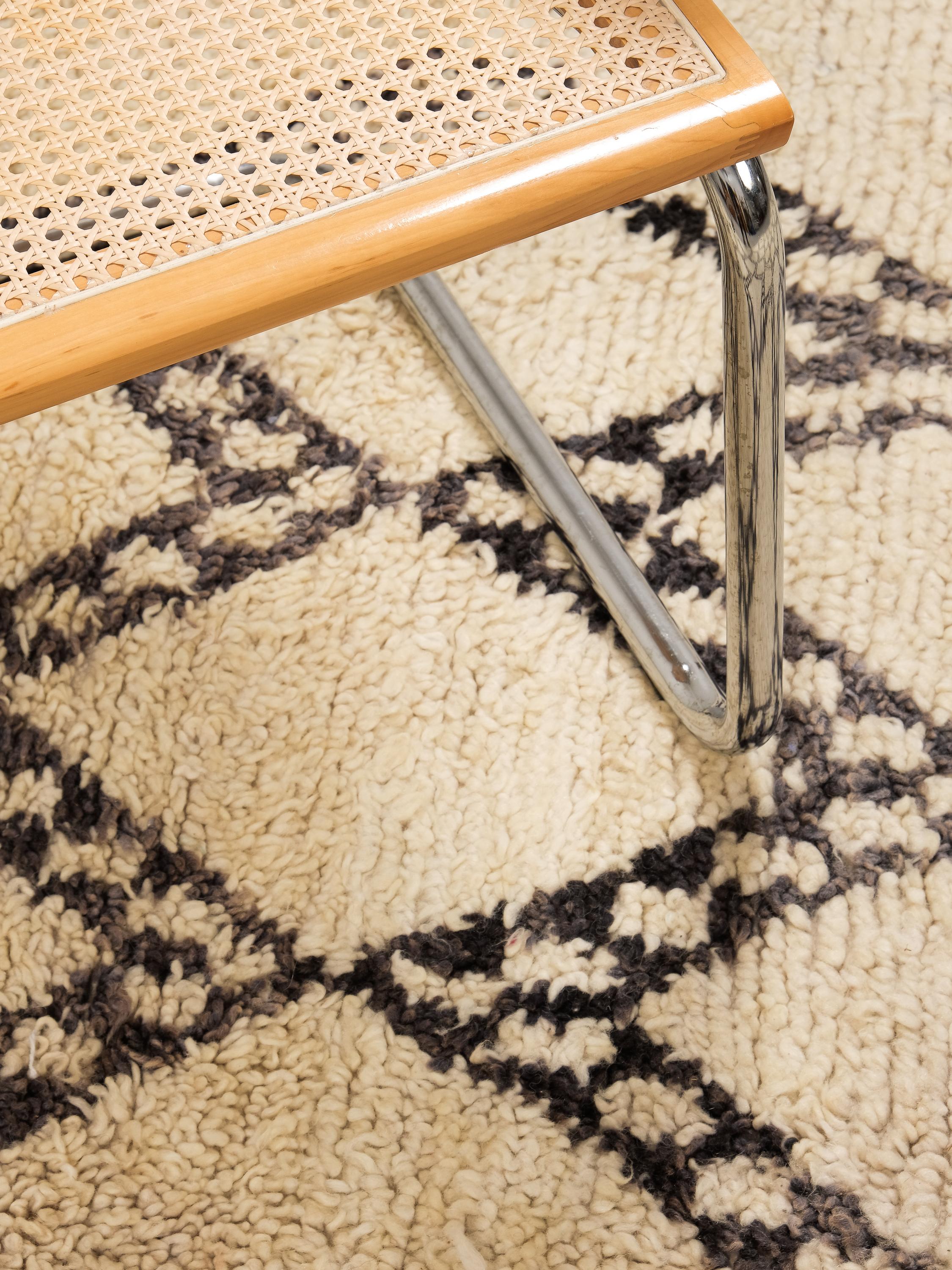 Tapis Beni Ouarain à fond blanc crème et à motifs de losanges noirs, gris et Brown en vente 6