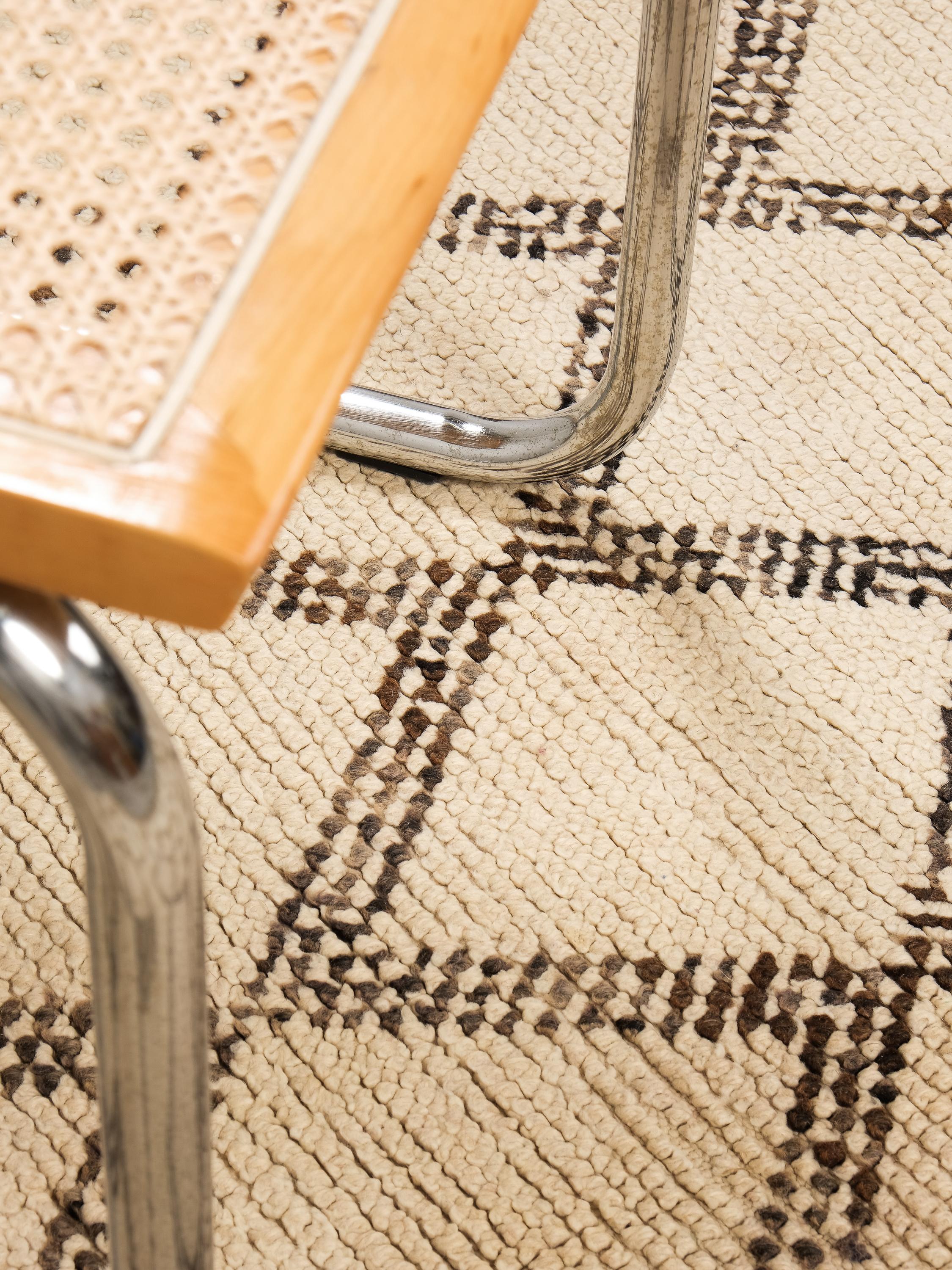 Tapis Beni Ouarain à fond blanc crème et à motifs de losanges noirs, gris et Brown en vente 6