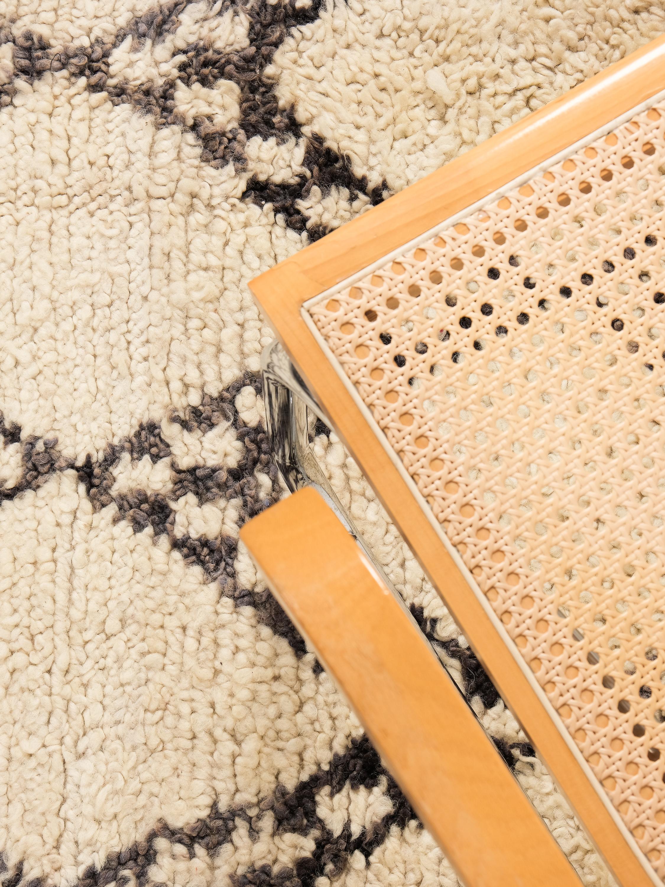 Tapis Beni Ouarain à fond blanc crème et à motifs de losanges noirs, gris et Brown en vente 7