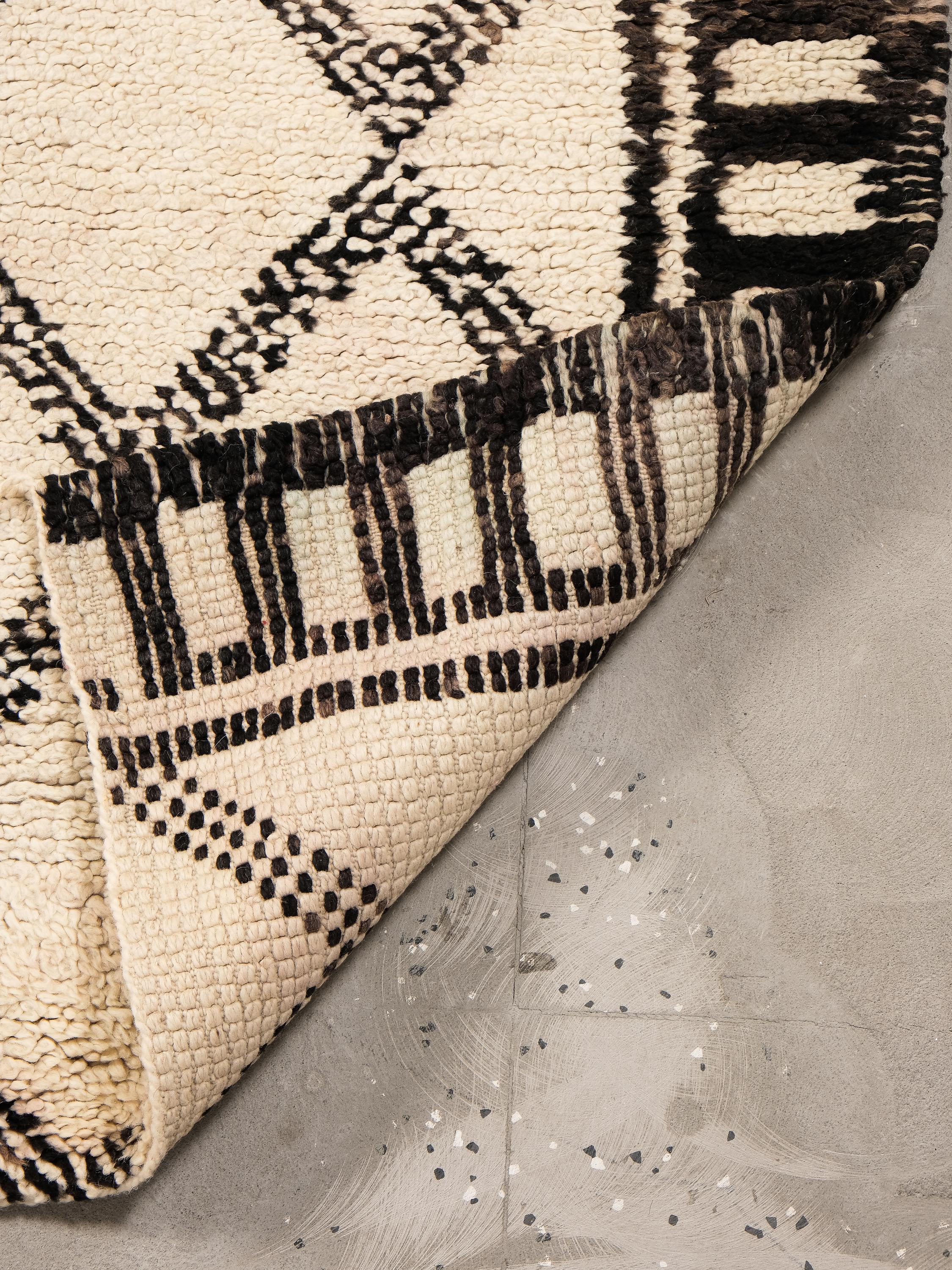 Tapis Beni Ouarain à fond blanc crème et à motifs de losanges noirs, gris et Brown en vente 7