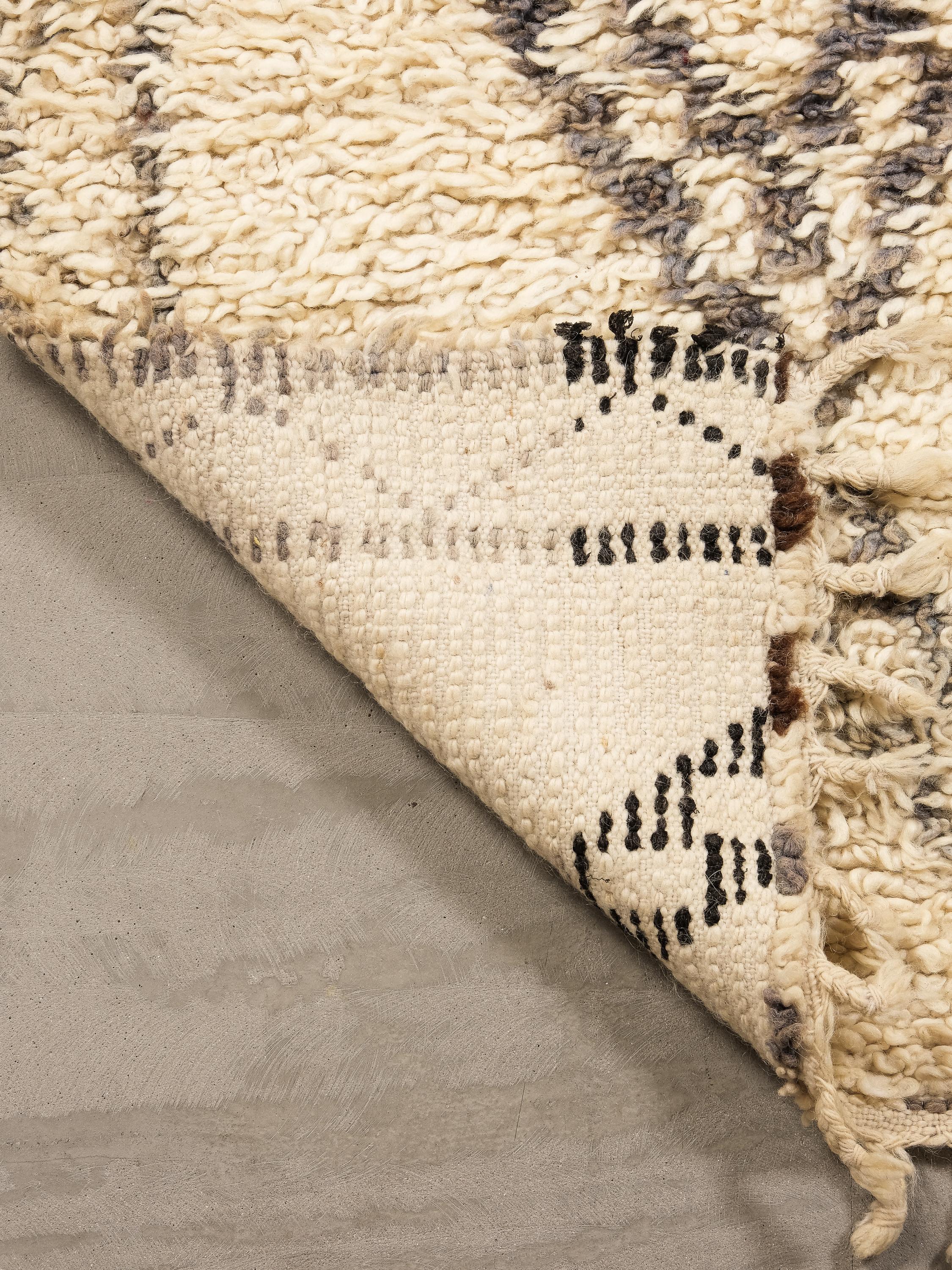 Tapis Beni Ouarain à fond blanc crème et à motifs de losanges noirs, gris et Brown en vente 8