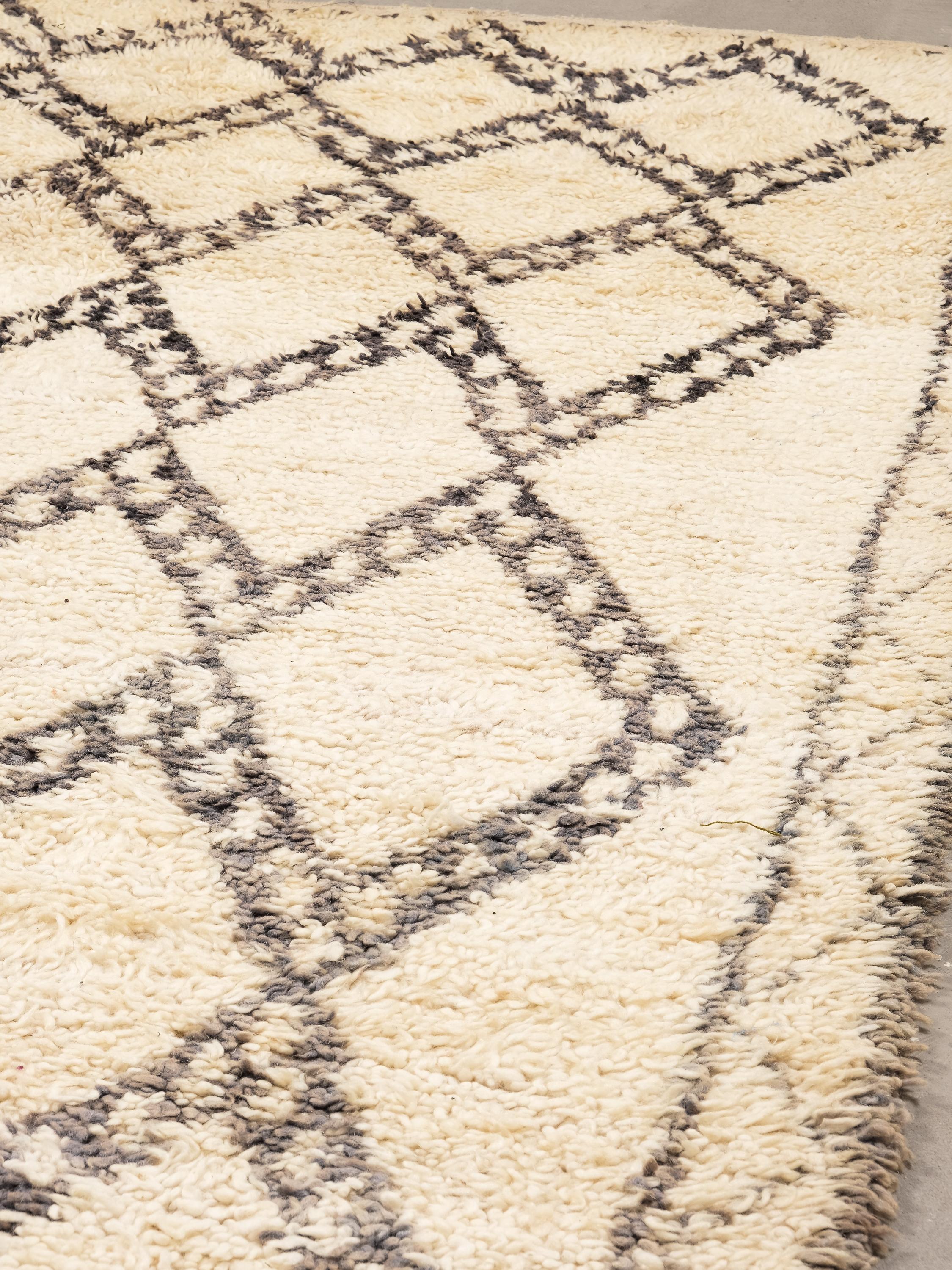 Scandinave moderne Tapis Beni Ouarain à fond blanc crème et à motifs de losanges noirs, gris et Brown en vente