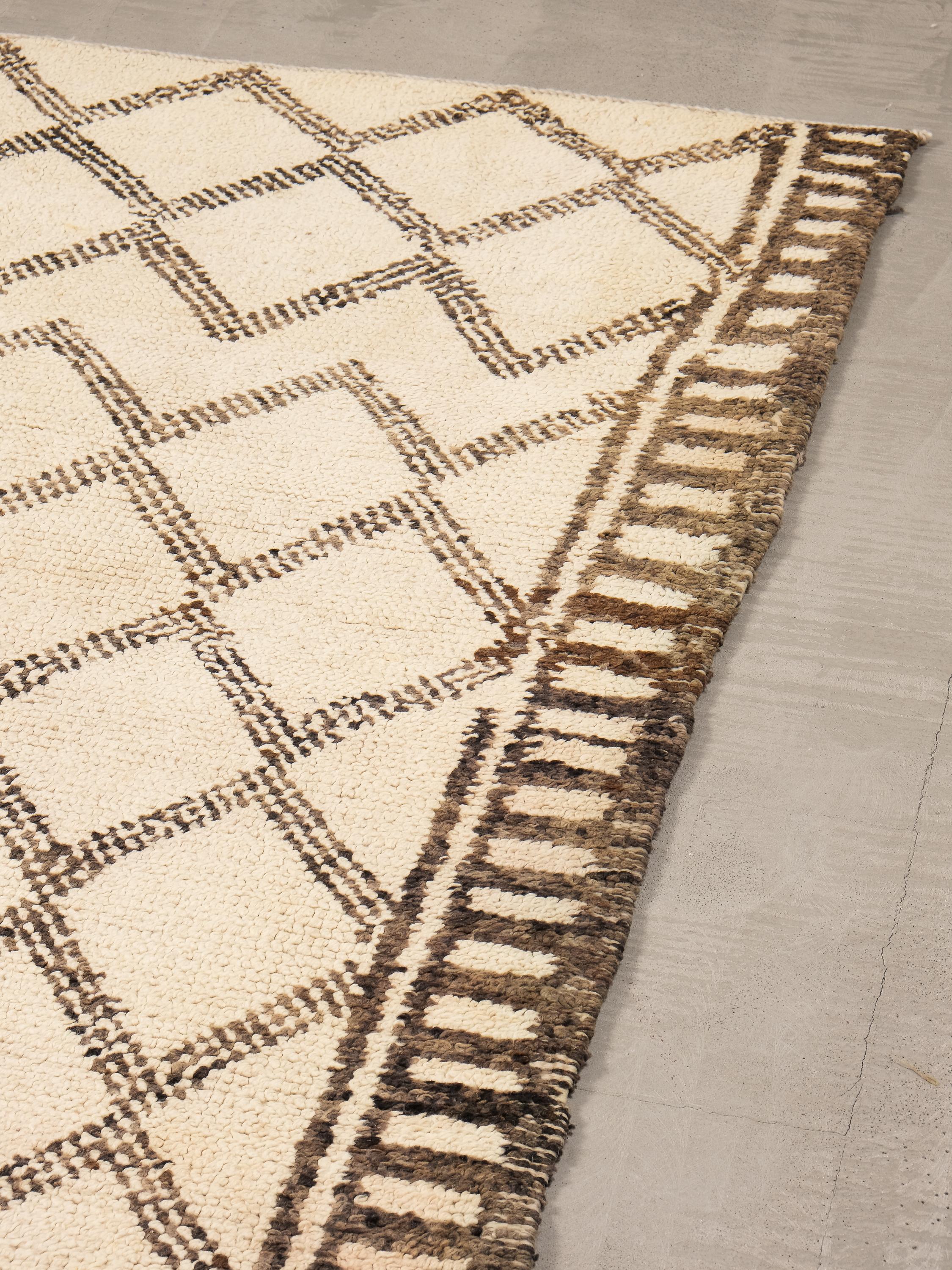Scandinave moderne Tapis Beni Ouarain à fond blanc crème et à motifs de losanges noirs, gris et Brown en vente