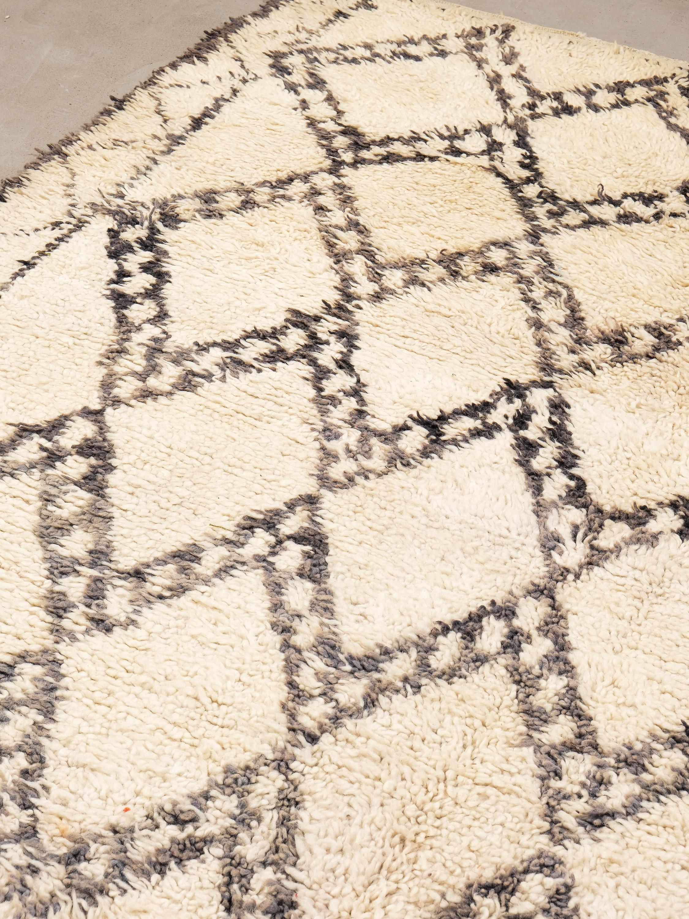 Marocain Tapis Beni Ouarain à fond blanc crème et à motifs de losanges noirs, gris et Brown en vente
