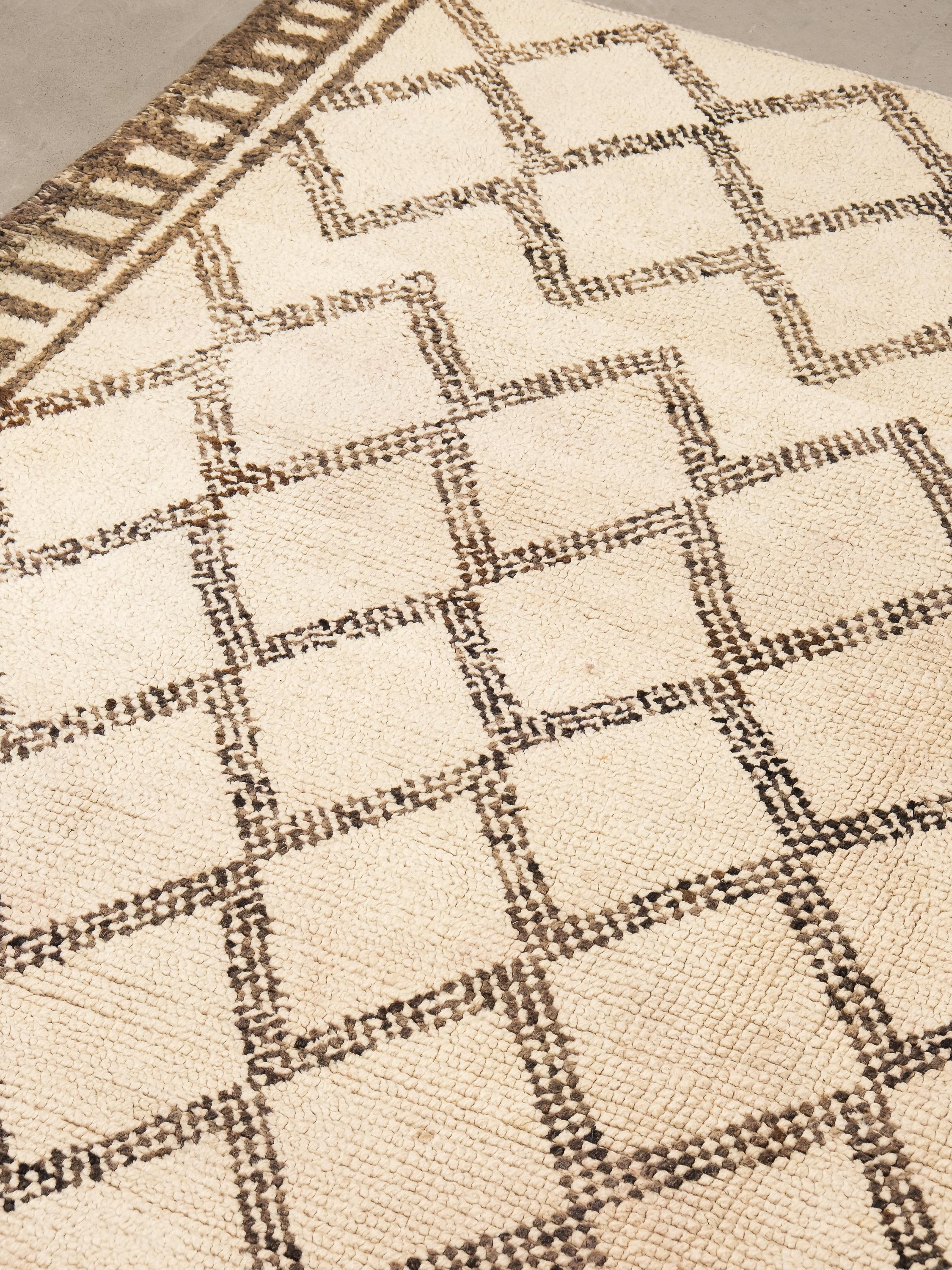 Marocain Tapis Beni Ouarain à fond blanc crème et à motifs de losanges noirs, gris et Brown en vente
