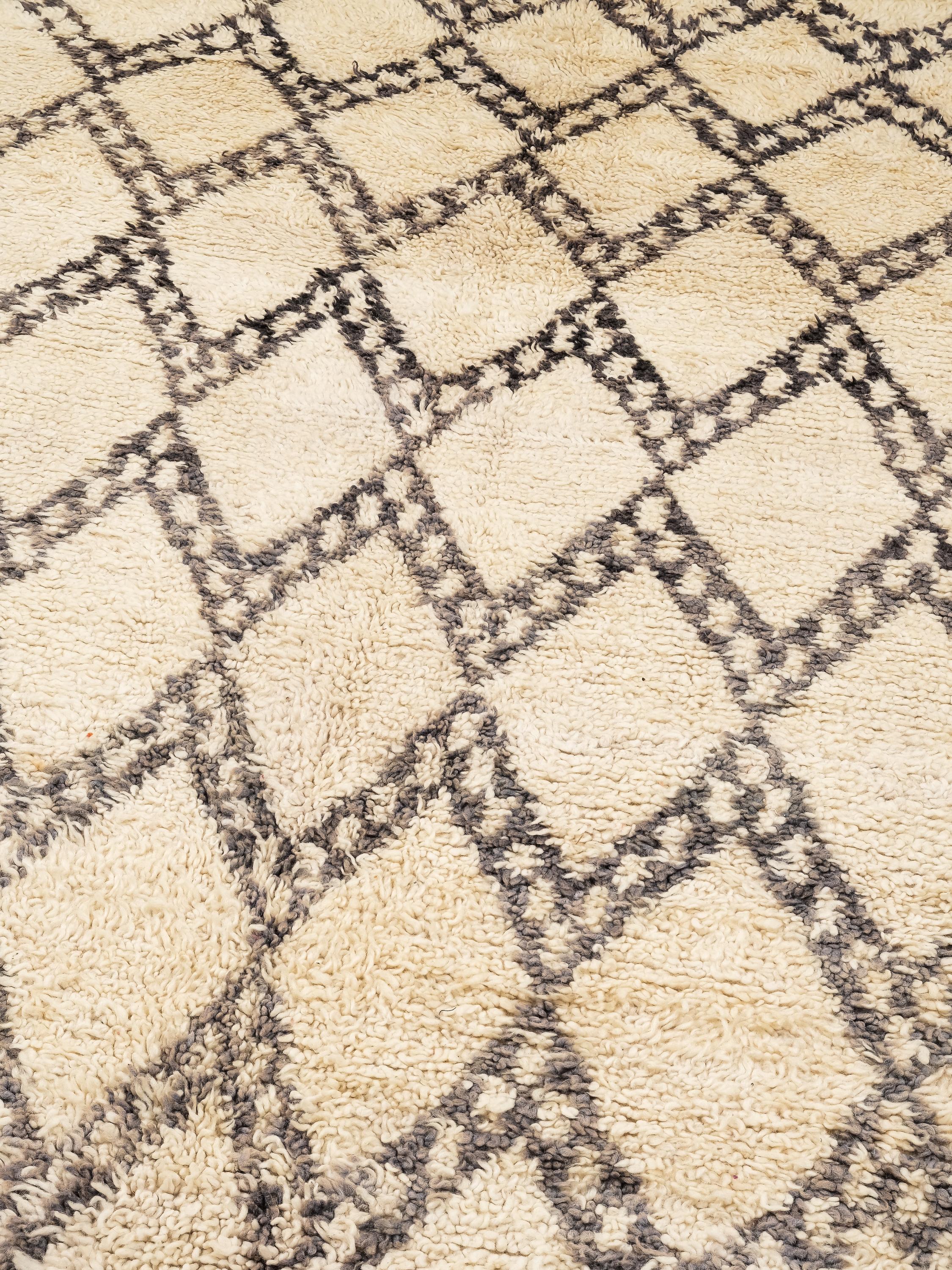 Tapis Beni Ouarain à fond blanc crème et à motifs de losanges noirs, gris et Brown Bon état - En vente à Karis, Nyland