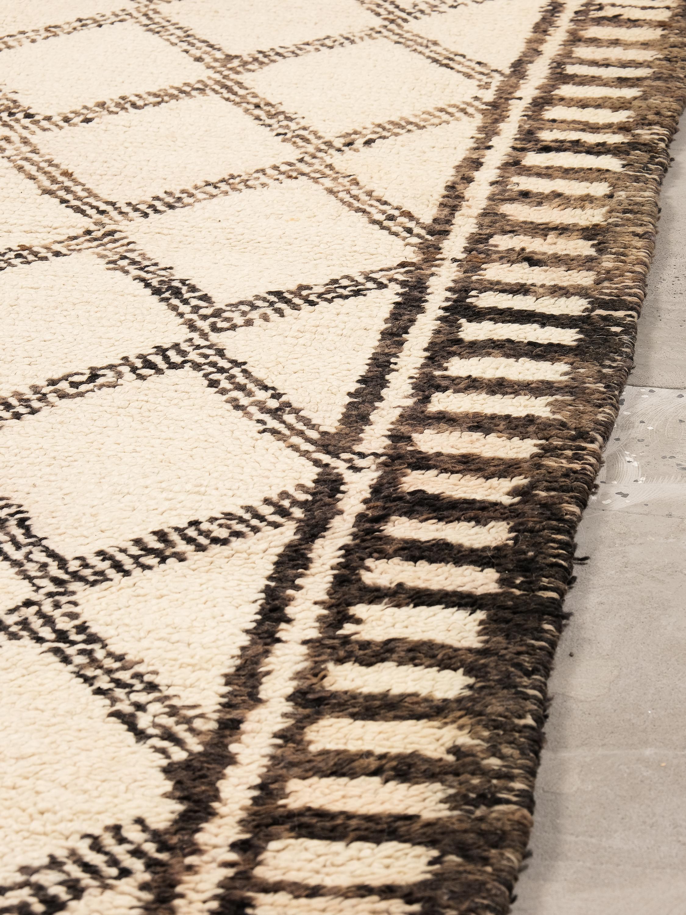 Tapis Beni Ouarain à fond blanc crème et à motifs de losanges noirs, gris et Brown Bon état - En vente à Karis, Nyland