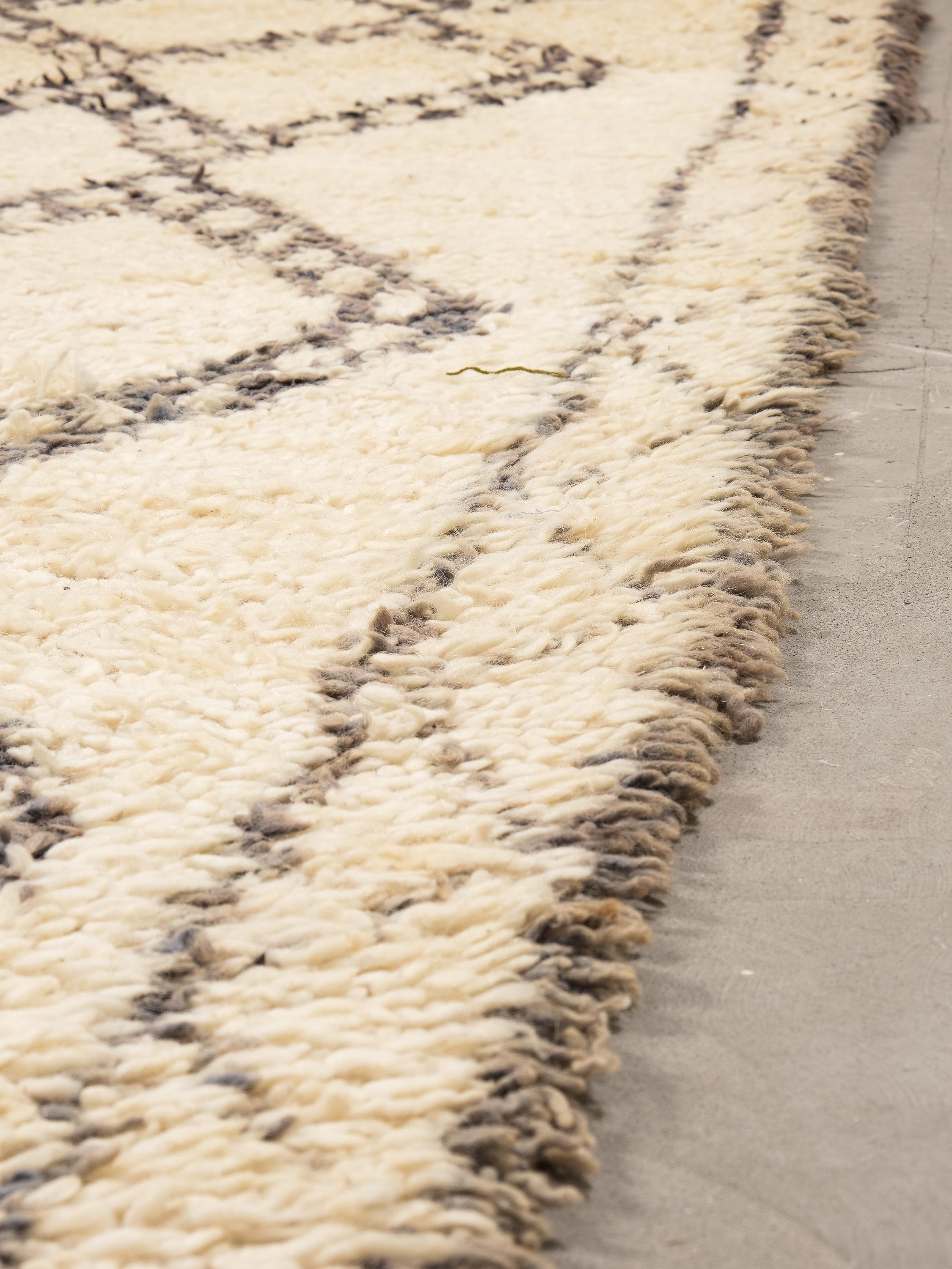 XXIe siècle et contemporain Tapis Beni Ouarain à fond blanc crème et à motifs de losanges noirs, gris et Brown en vente