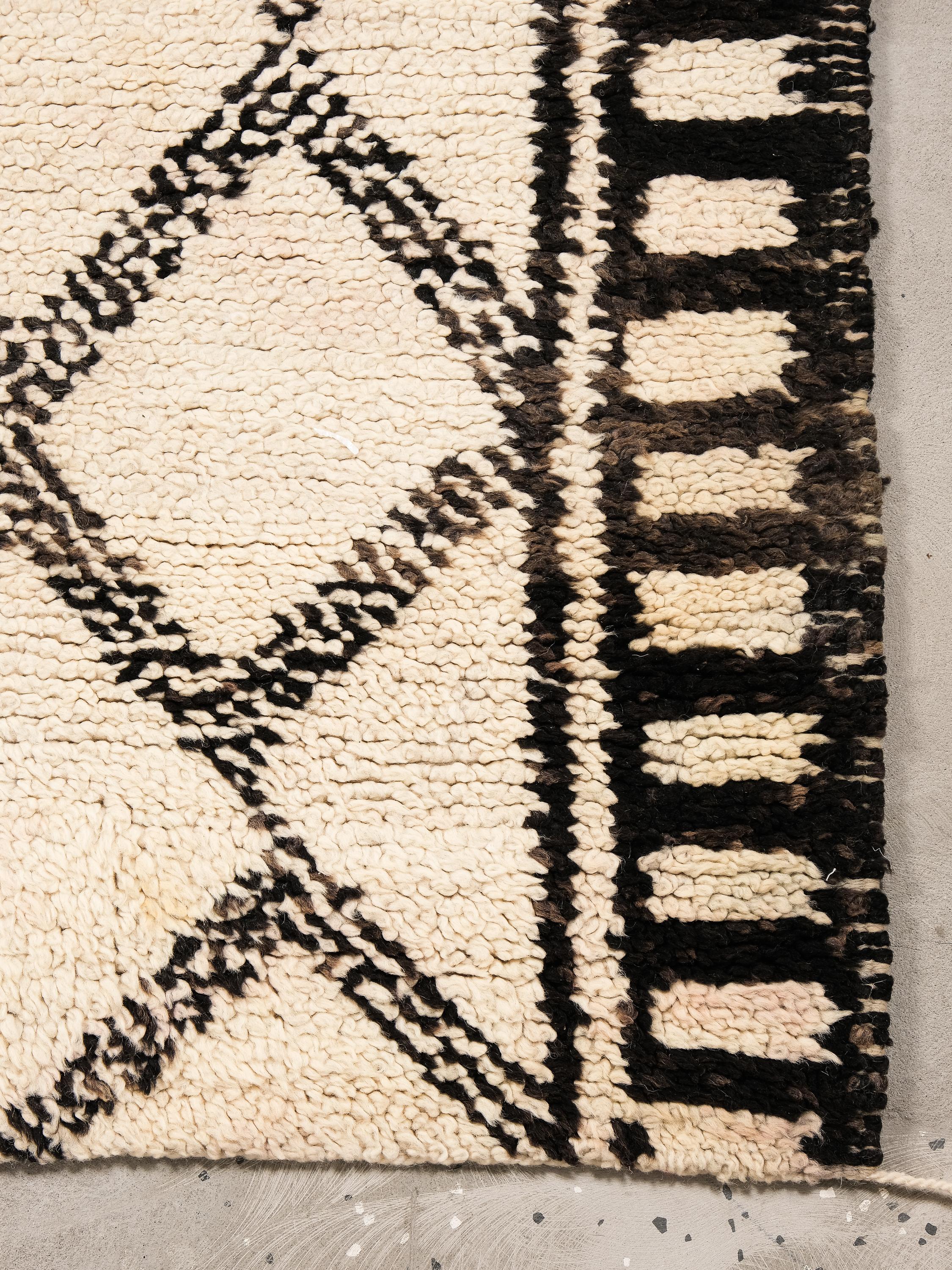 XXIe siècle et contemporain Tapis Beni Ouarain à fond blanc crème et à motifs de losanges noirs, gris et Brown en vente