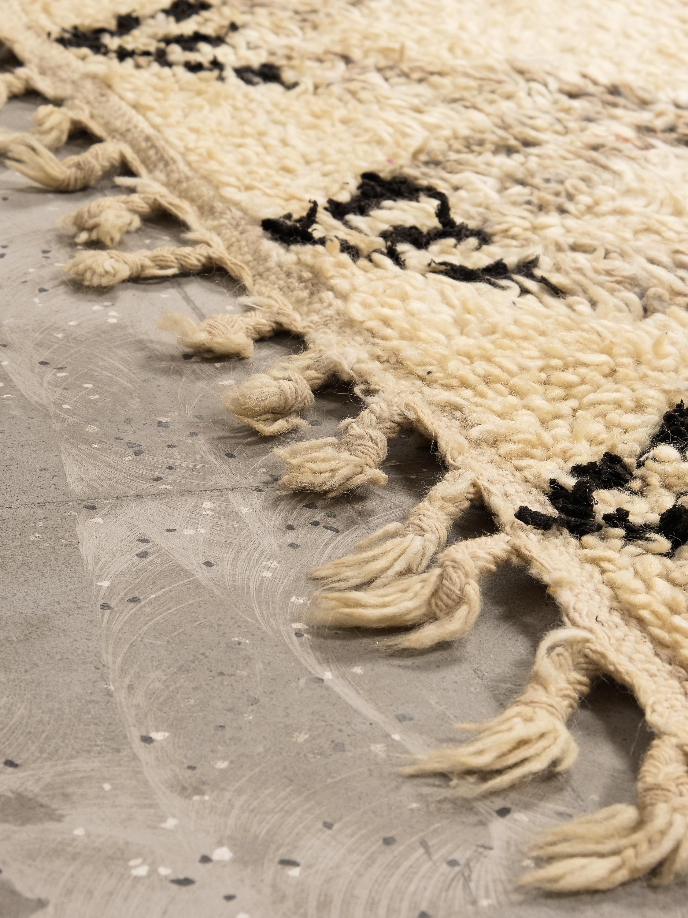 Laine Tapis Beni Ouarain à fond blanc crème et à motifs de losanges noirs, gris et Brown en vente