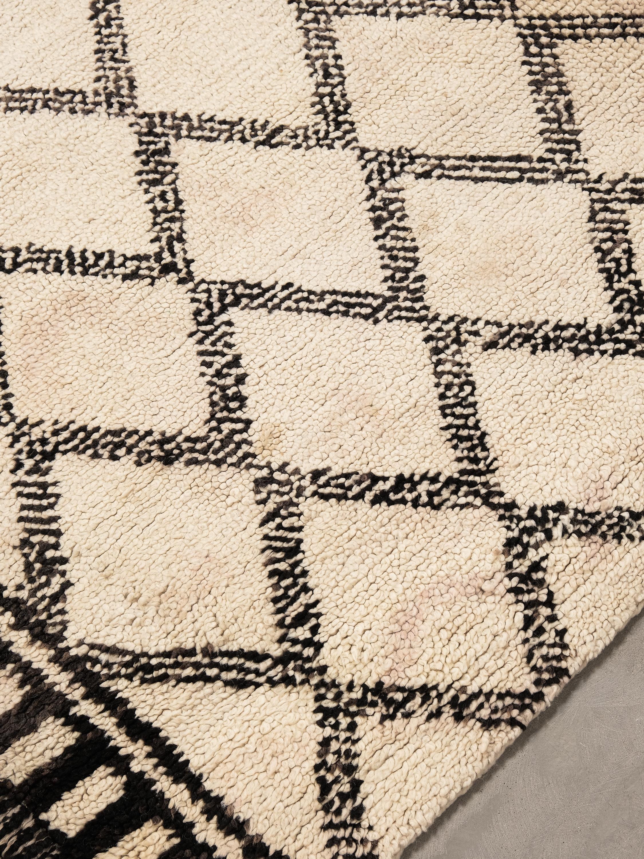 Laine Tapis Beni Ouarain à fond blanc crème et à motifs de losanges noirs, gris et Brown en vente
