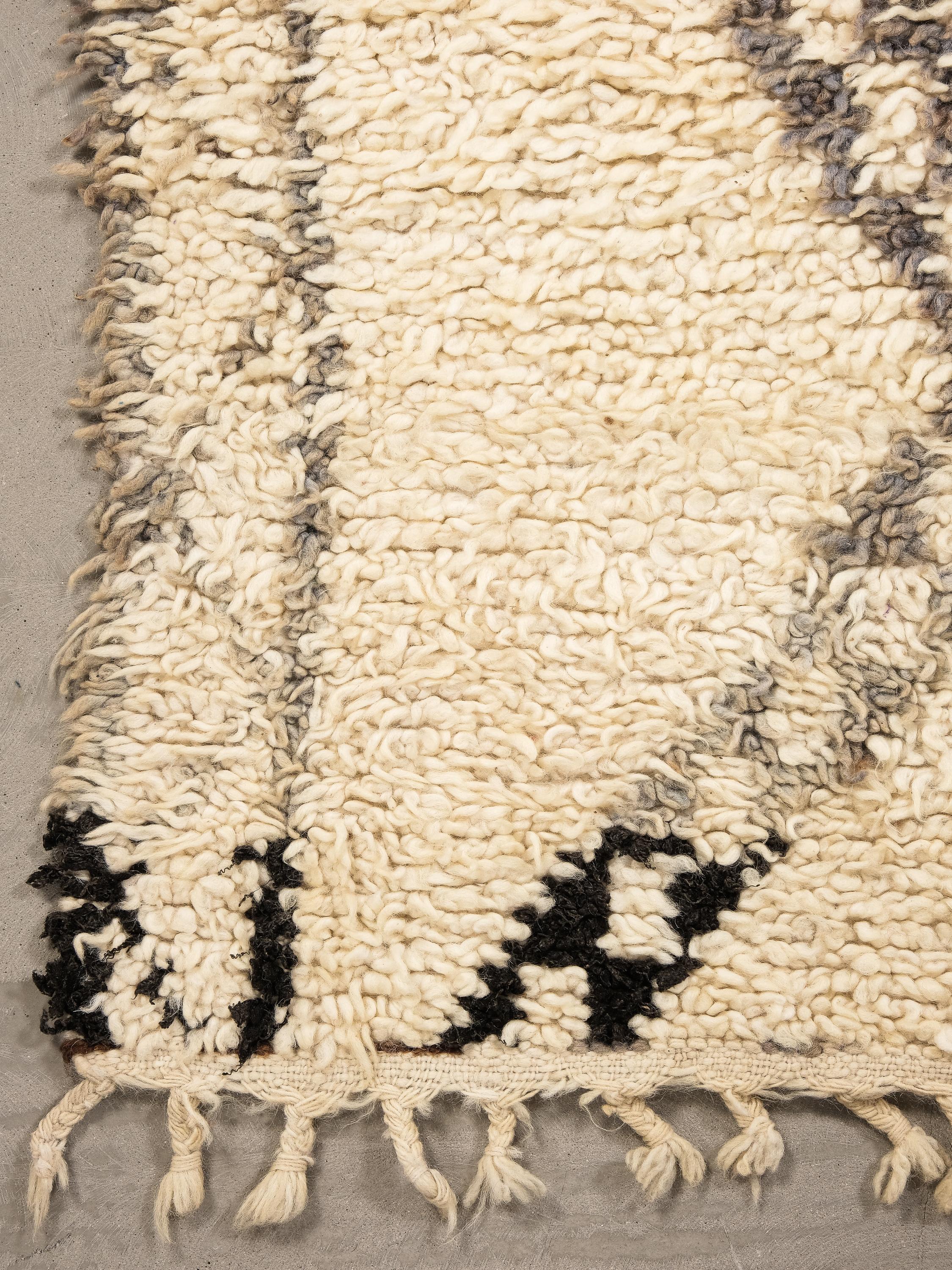 Tapis Beni Ouarain à fond blanc crème et à motifs de losanges noirs, gris et Brown en vente 1