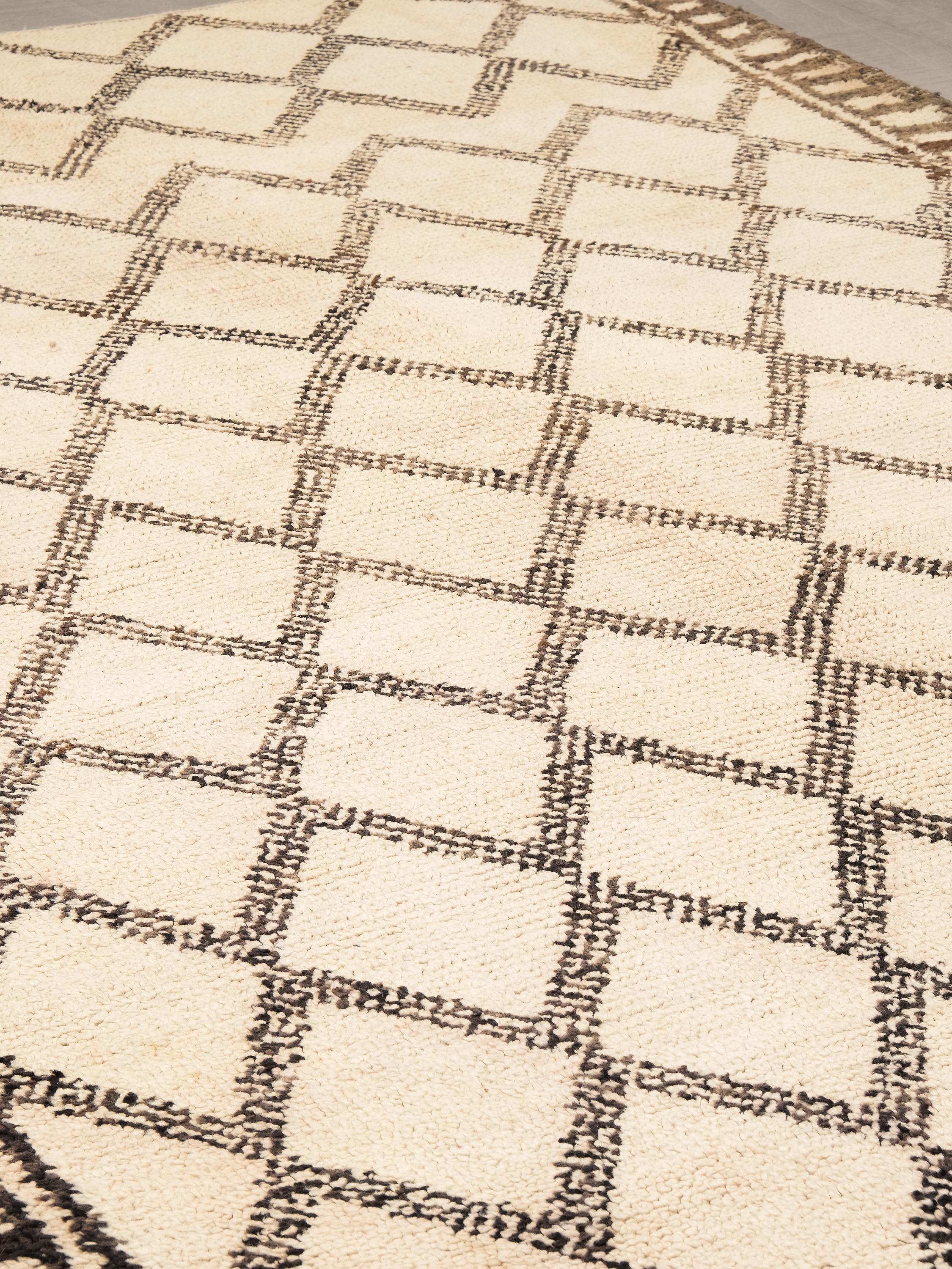 Tapis Beni Ouarain à fond blanc crème et à motifs de losanges noirs, gris et Brown en vente 1