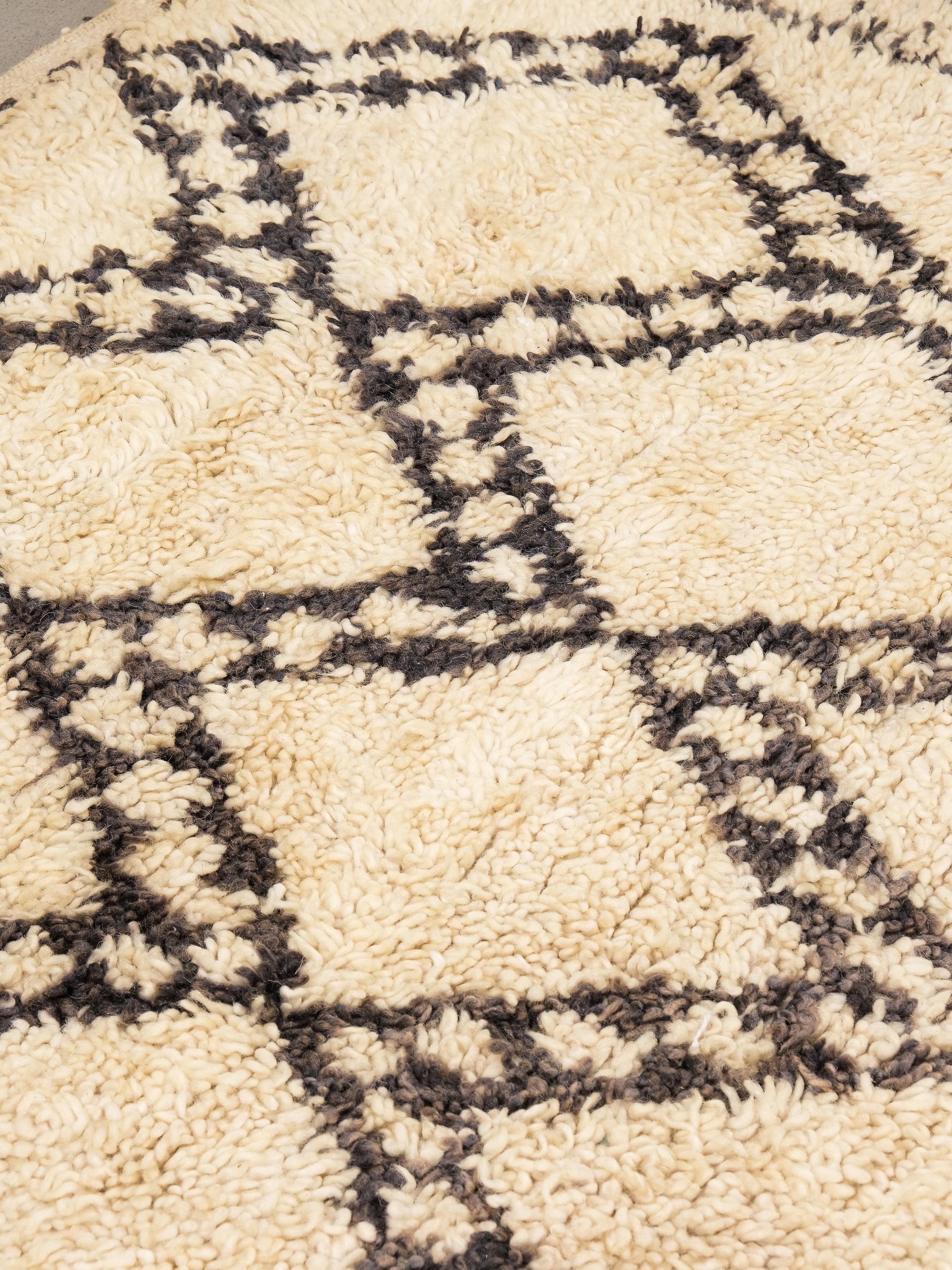 Tapis Beni Ouarain à fond blanc crème et à motifs de losanges noirs, gris et Brown en vente 2