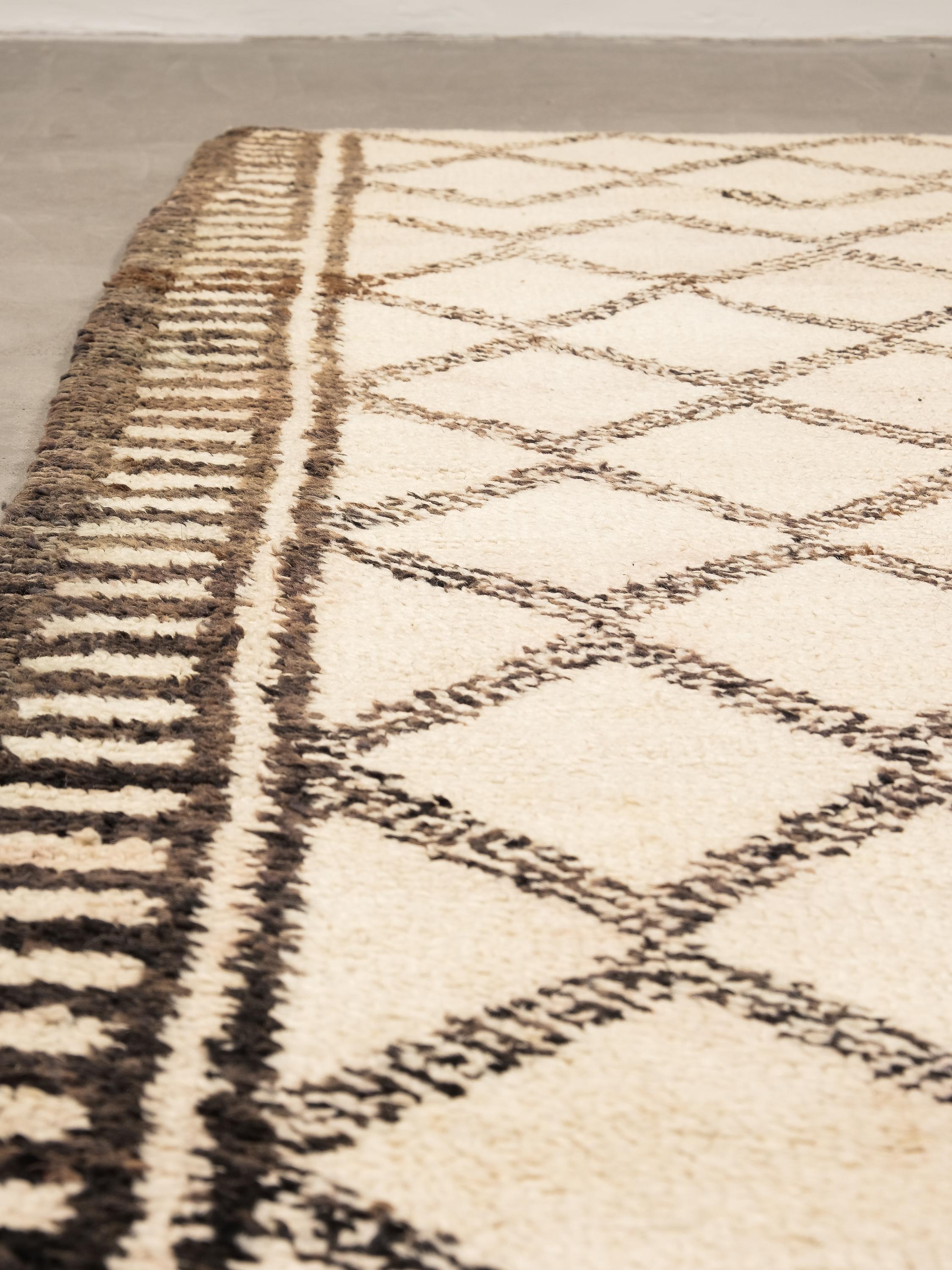 Tapis Beni Ouarain à fond blanc crème et à motifs de losanges noirs, gris et Brown en vente 2