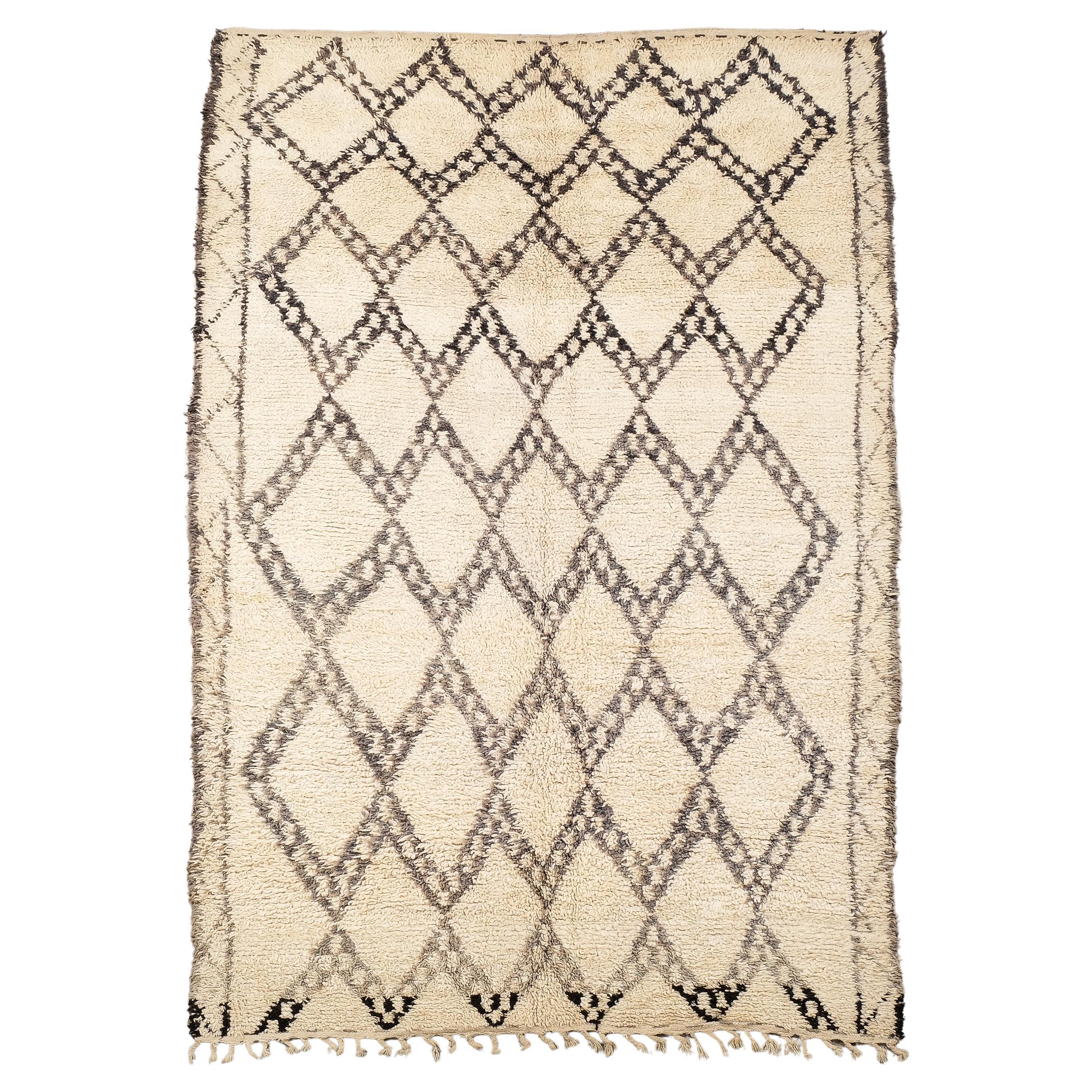 Tappeto Beni Ouarain con base bianco crema e motivo a diamante nero, grigio e marrone