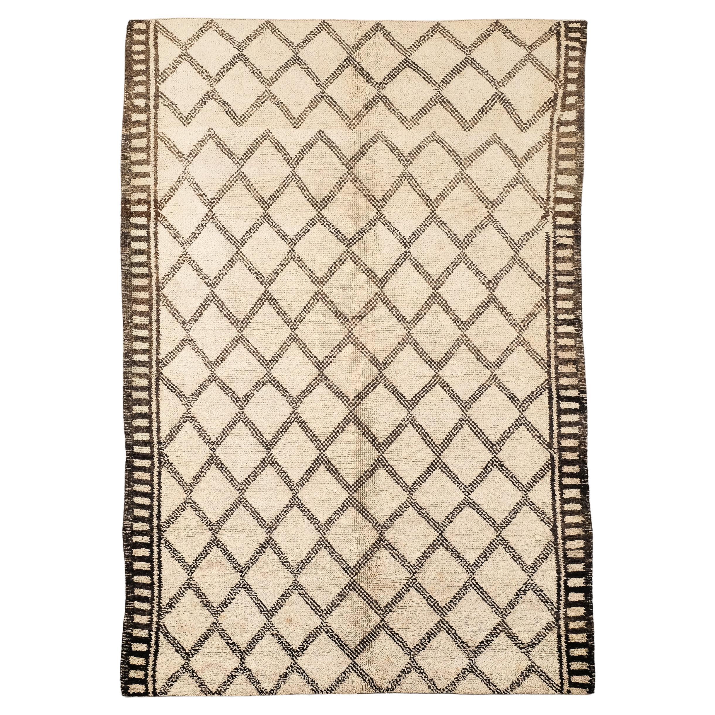 Tappeto Beni Ouarain con base bianco crema e motivo a diamante nero, grigio e marrone