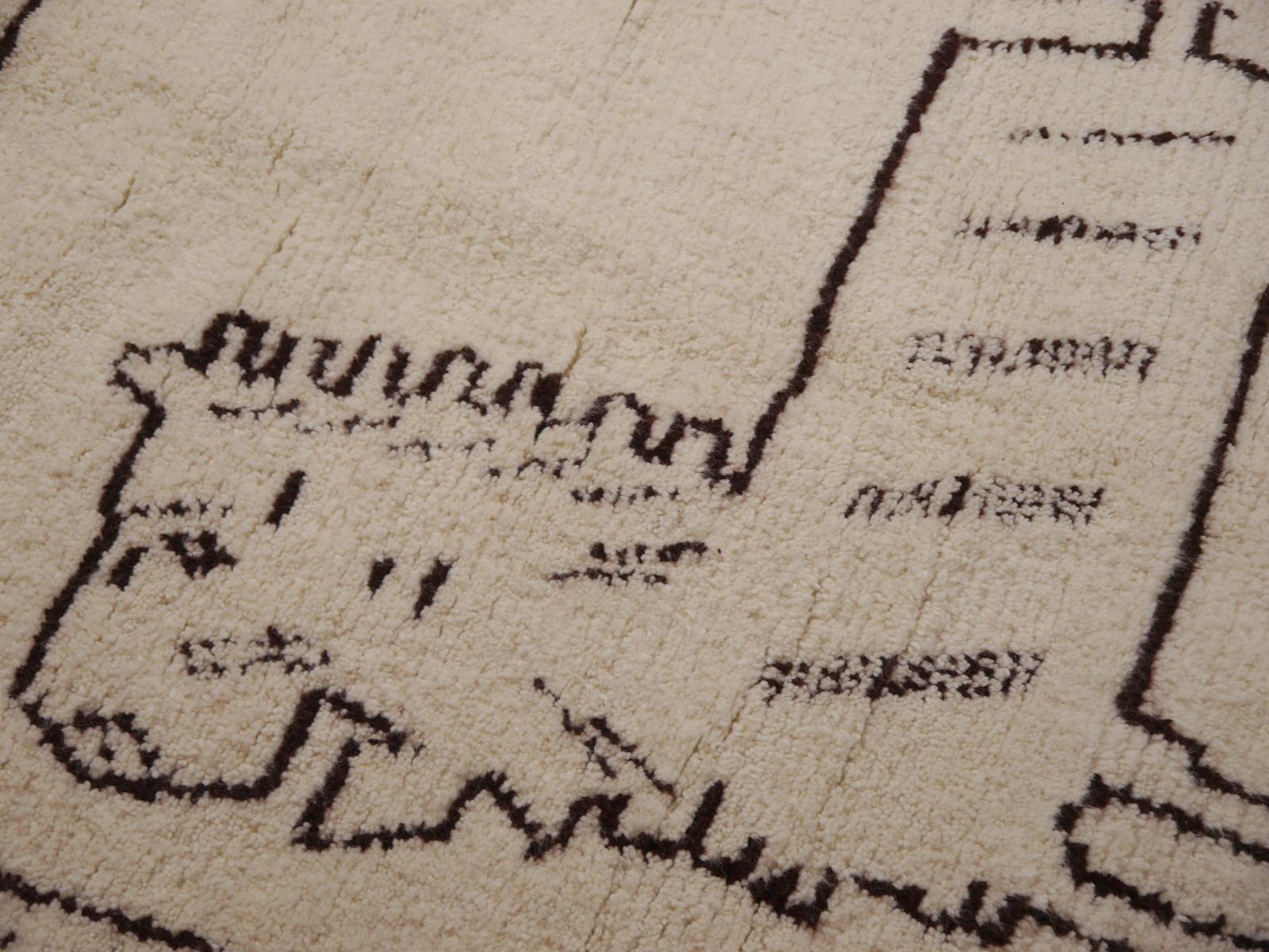 Ein Löwen-Berberteppich aus Marokko 

Dieser Teppich wurde von Frauen des Beni Ourain-Stammes im Atlasgebirge in Marokko handgeknüpft. Er hat wunderbar weiche Wolle und einen mittelhohen Flor. Es ist neu, unbenutzt und in ausgezeichnetem