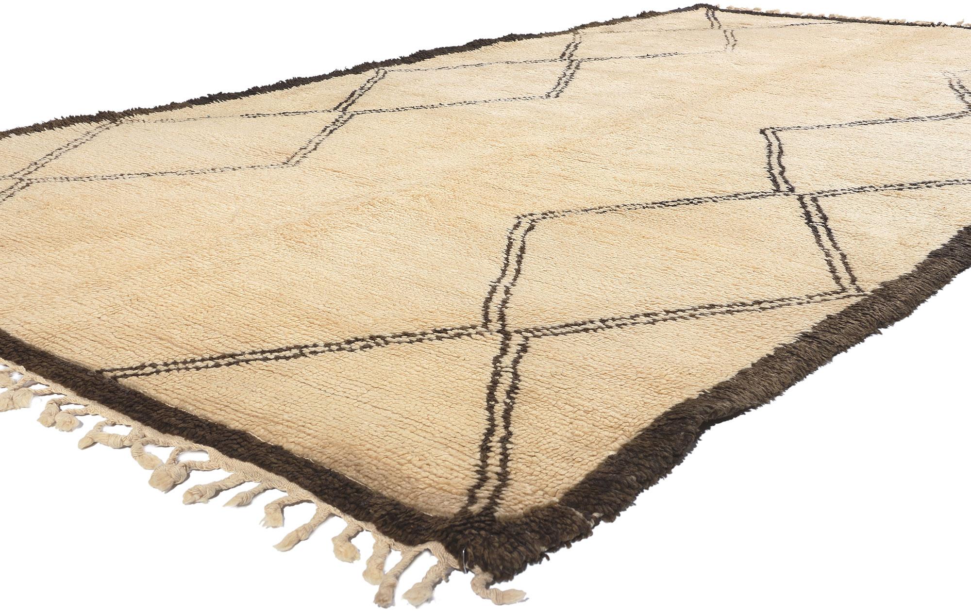 20768 Marokkanischer Vintage-Teppich Beni Ourain, 06'04 x 11'01. Mit diesem handgeknüpften marokkanischen Beni Ourain-Teppich aus Wolle tauchen Sie ein in die Welt des Midcentury Modern. Auf dem cremefarbenen Feld entfalten sich zwei Säulen aus