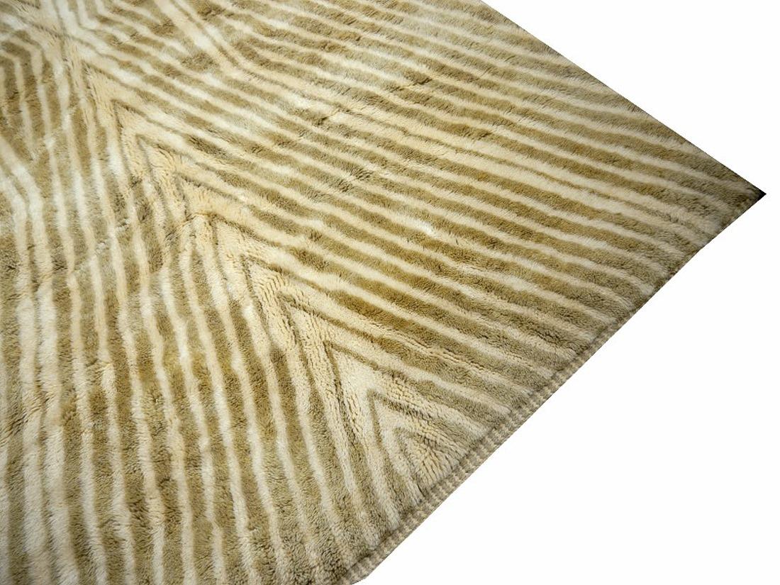 Tapis marocain Beni Ourain collection Djoharian beige motif tribal nord-africain en vente 2