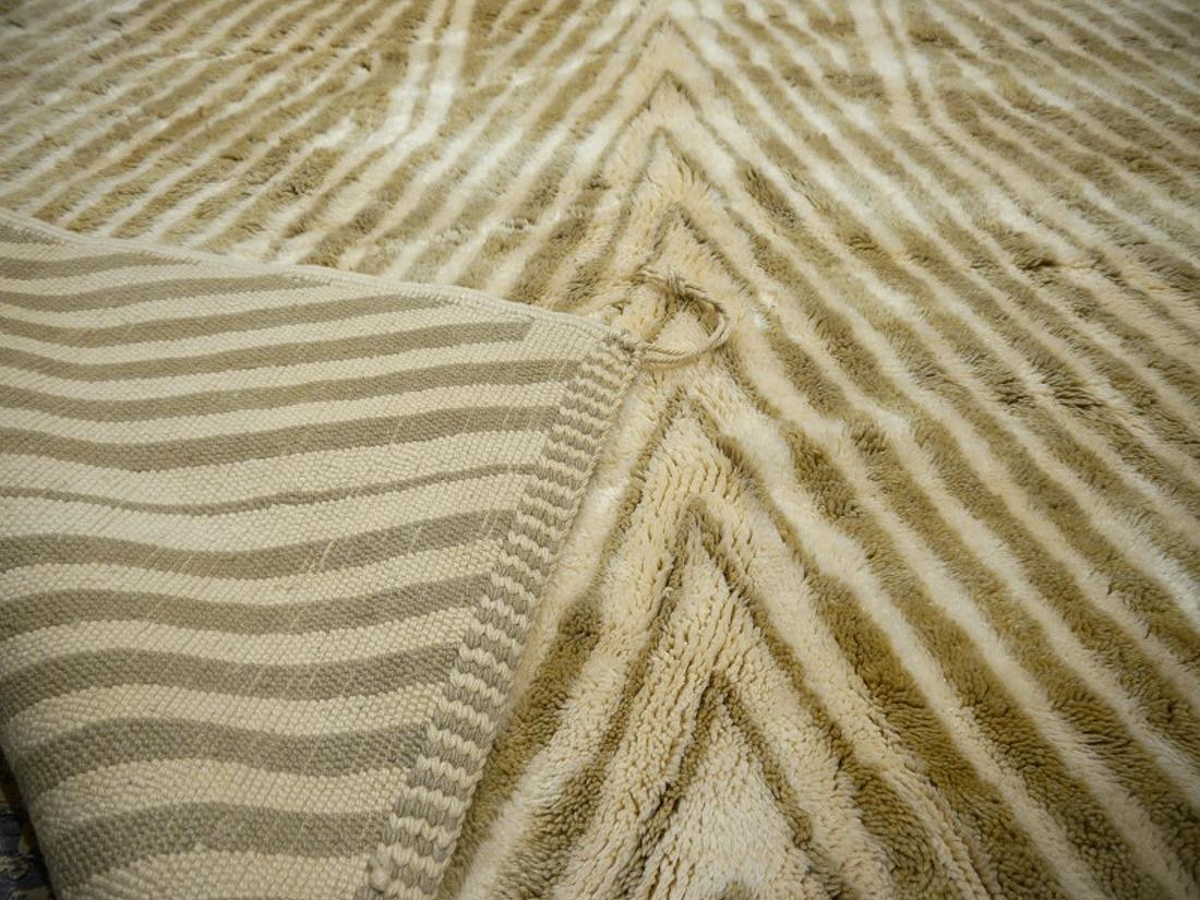 Tapis marocain Beni Ourain collection Djoharian beige motif tribal nord-africain en vente 4