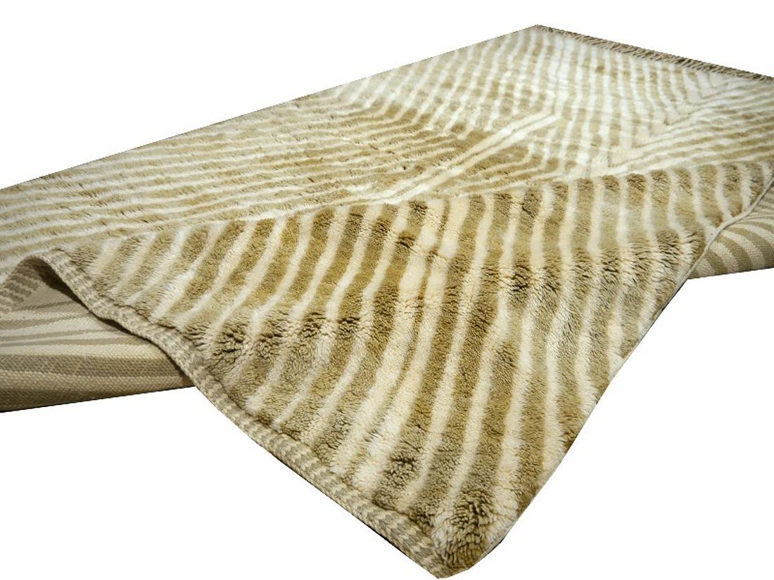 Tapis marocain Beni Ourain collection Djoharian beige motif tribal nord-africain en vente 5