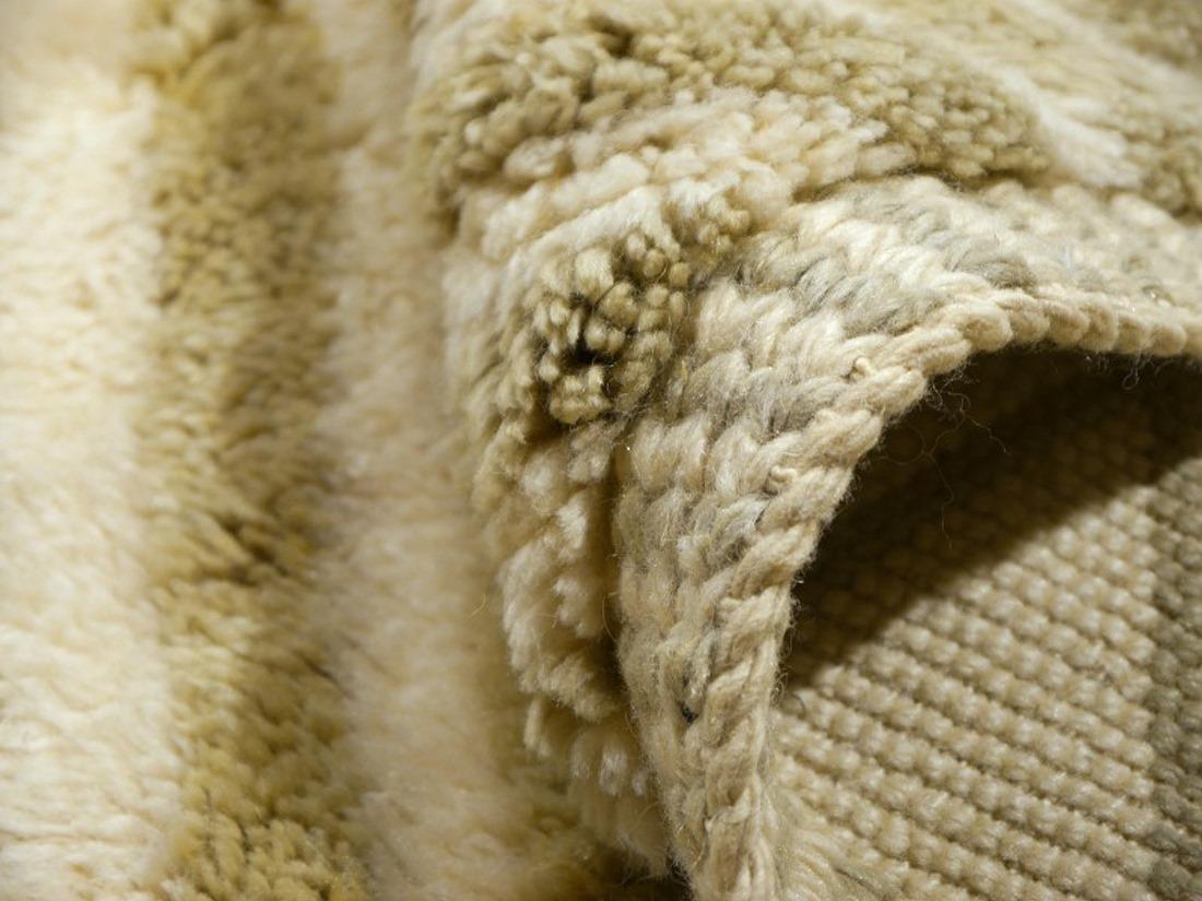 Tapis marocain Beni Ourain collection Djoharian beige motif tribal nord-africain en vente 7