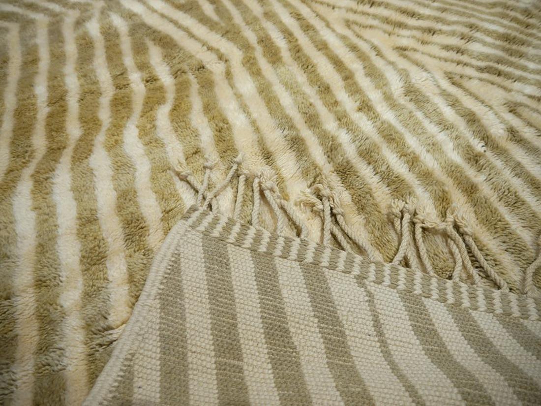 XXIe siècle et contemporain Tapis marocain Beni Ourain collection Djoharian beige motif tribal nord-africain en vente