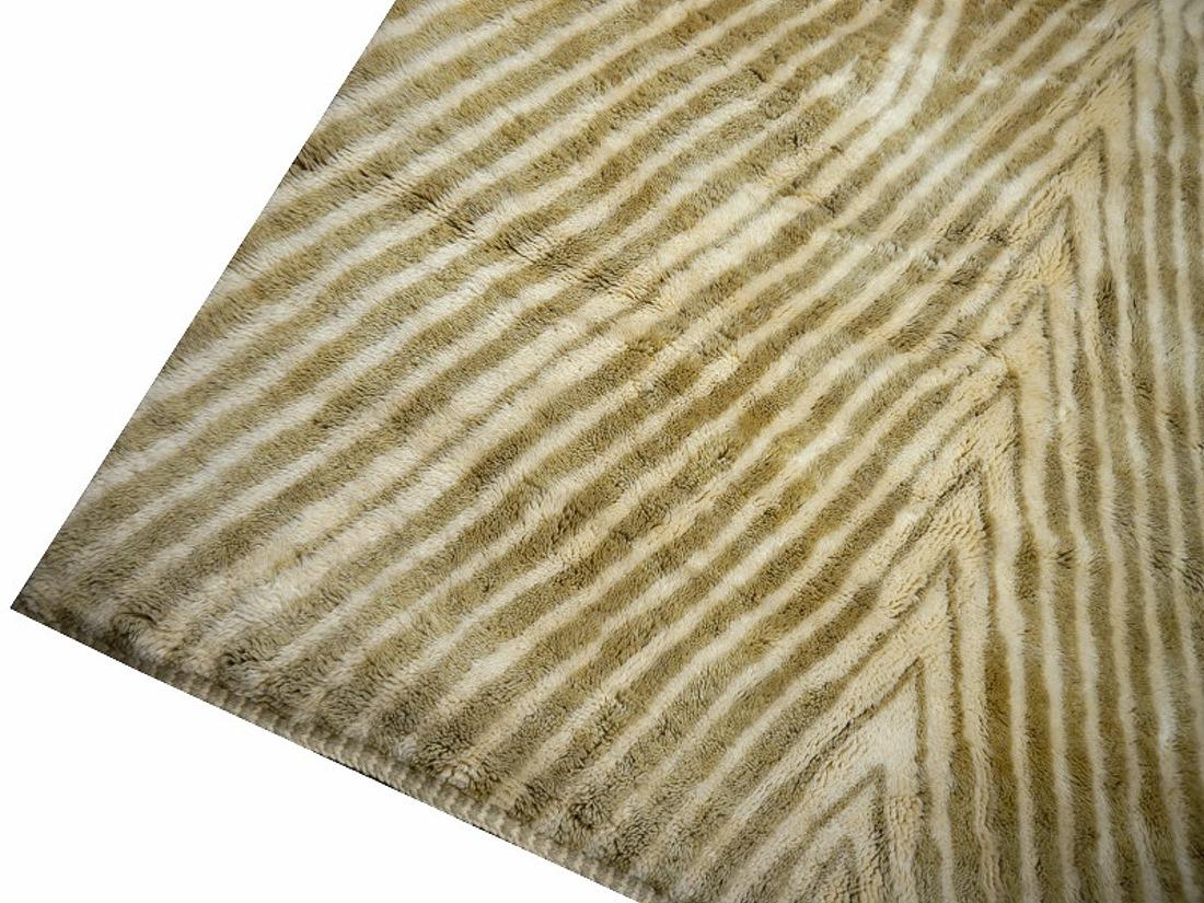 Tapis marocain Beni Ourain collection Djoharian beige motif tribal nord-africain en vente 1