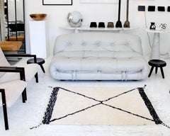 Alfombra marroquí Beni Ourain de lana crema y negra de las montañas del Atlas con borde oscuro