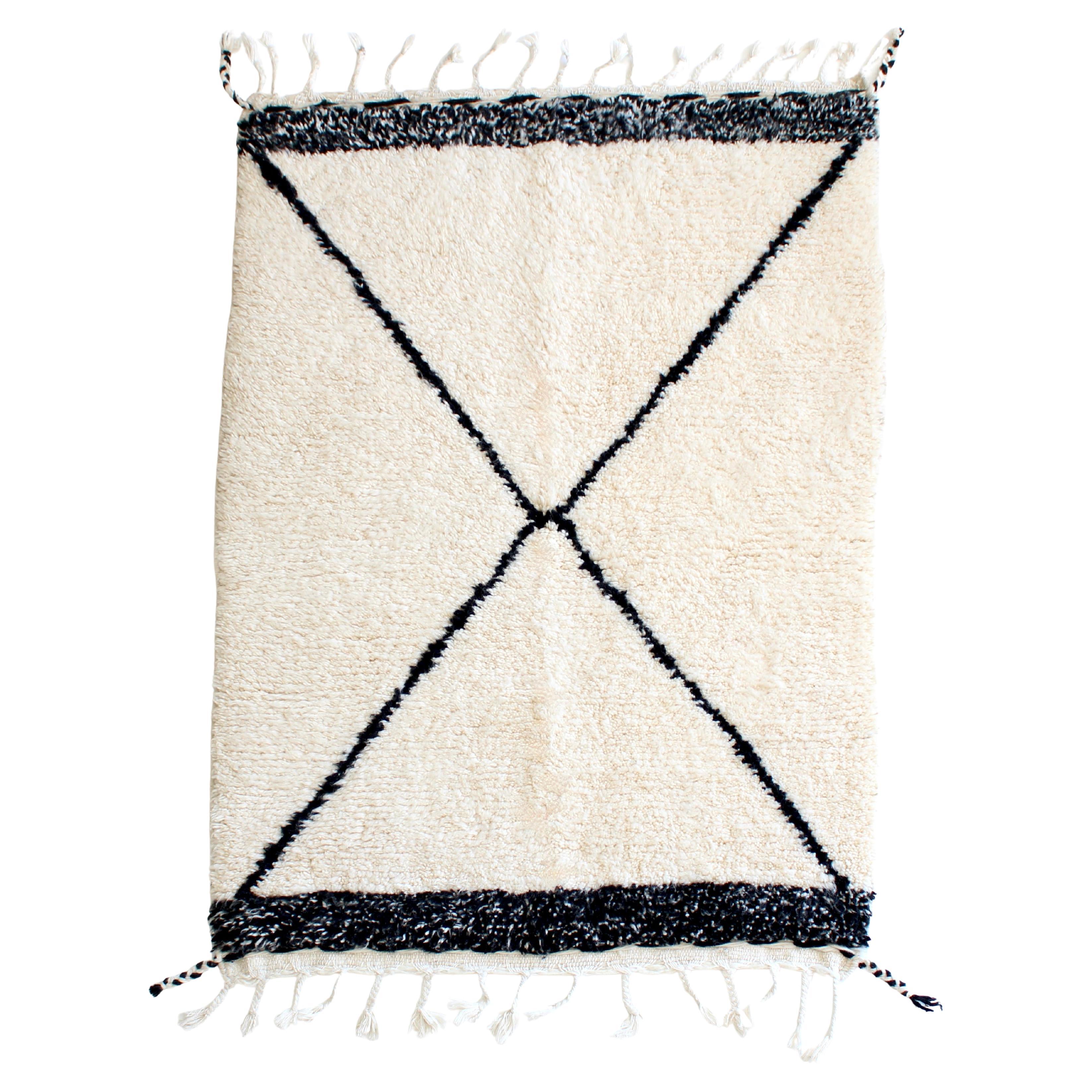 Beni Ourain Tapis marocain en laine crème et noir des montagnes de l
Atlas avec bordure foncée